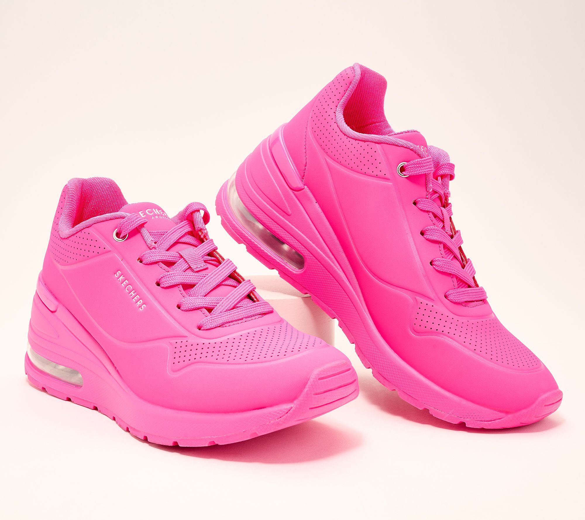 Skechers Women's Million Air-ess Sneaker : : Clothing, Shoes &  Accessories