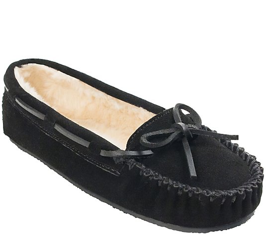 Minnetonka Women's Cally Black Wide Moccasin Slippers