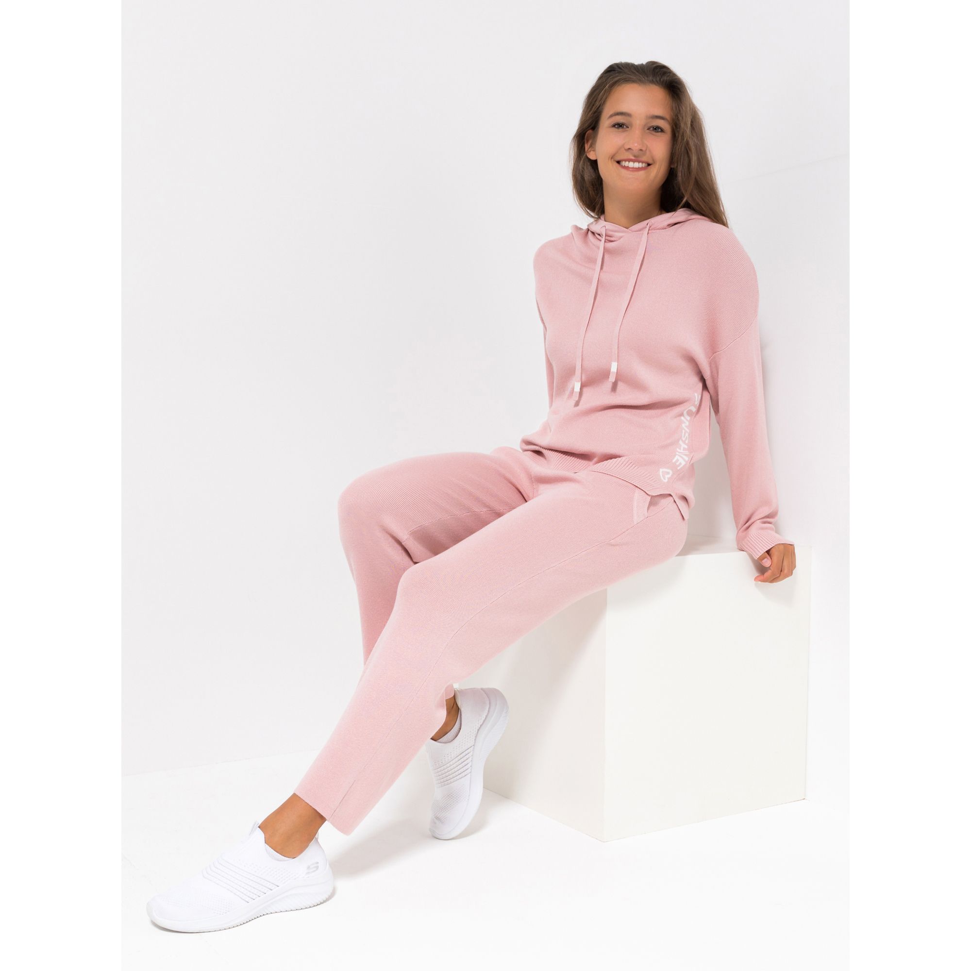 LYLA Strick-Loungeset Kapuzen-Pullover Hose, 7/8-Länge Stickerei-Detail