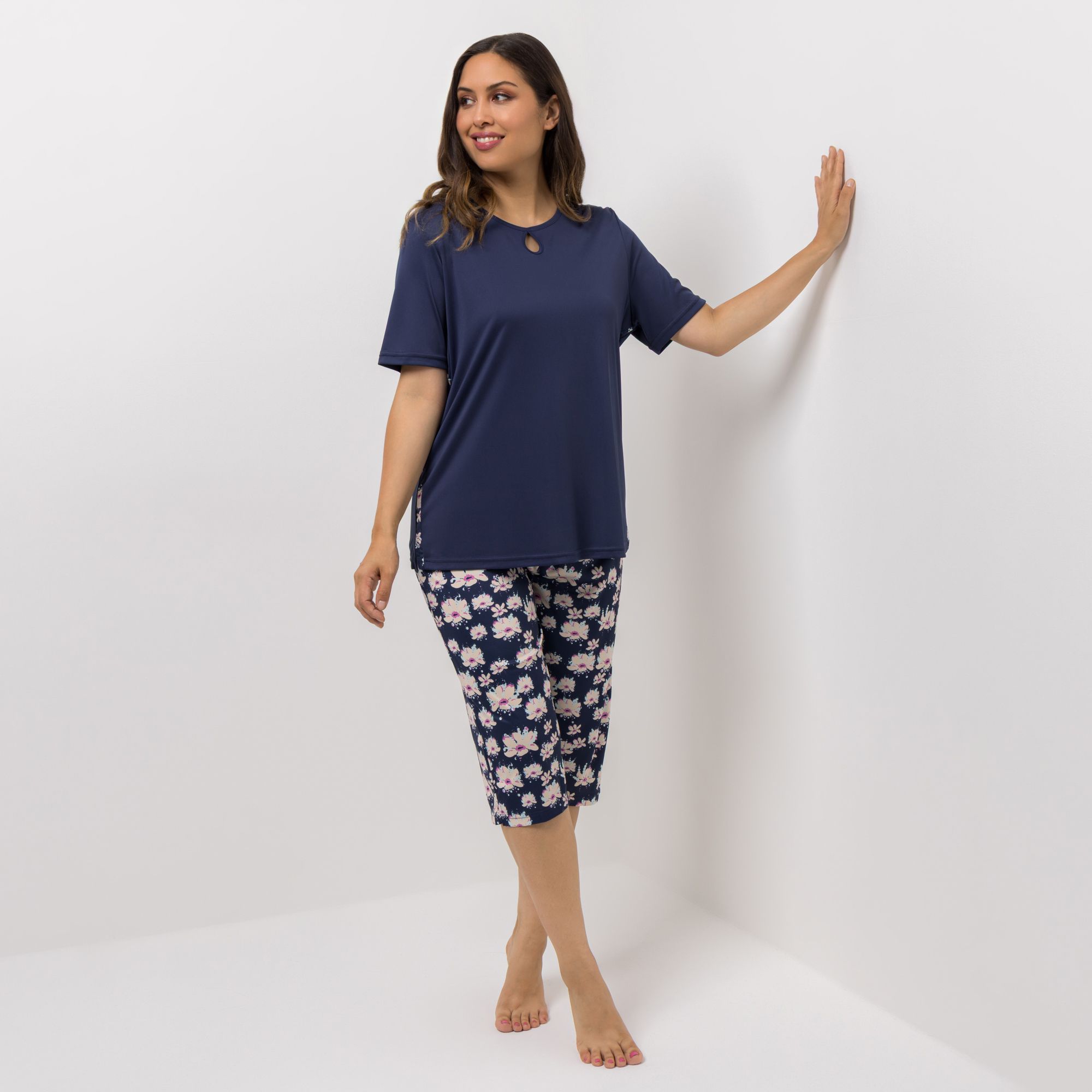 LITTLE ROSE Pyjama-Set Shirt, 1/2-Arm mit Lochdetail bedruckte Capri