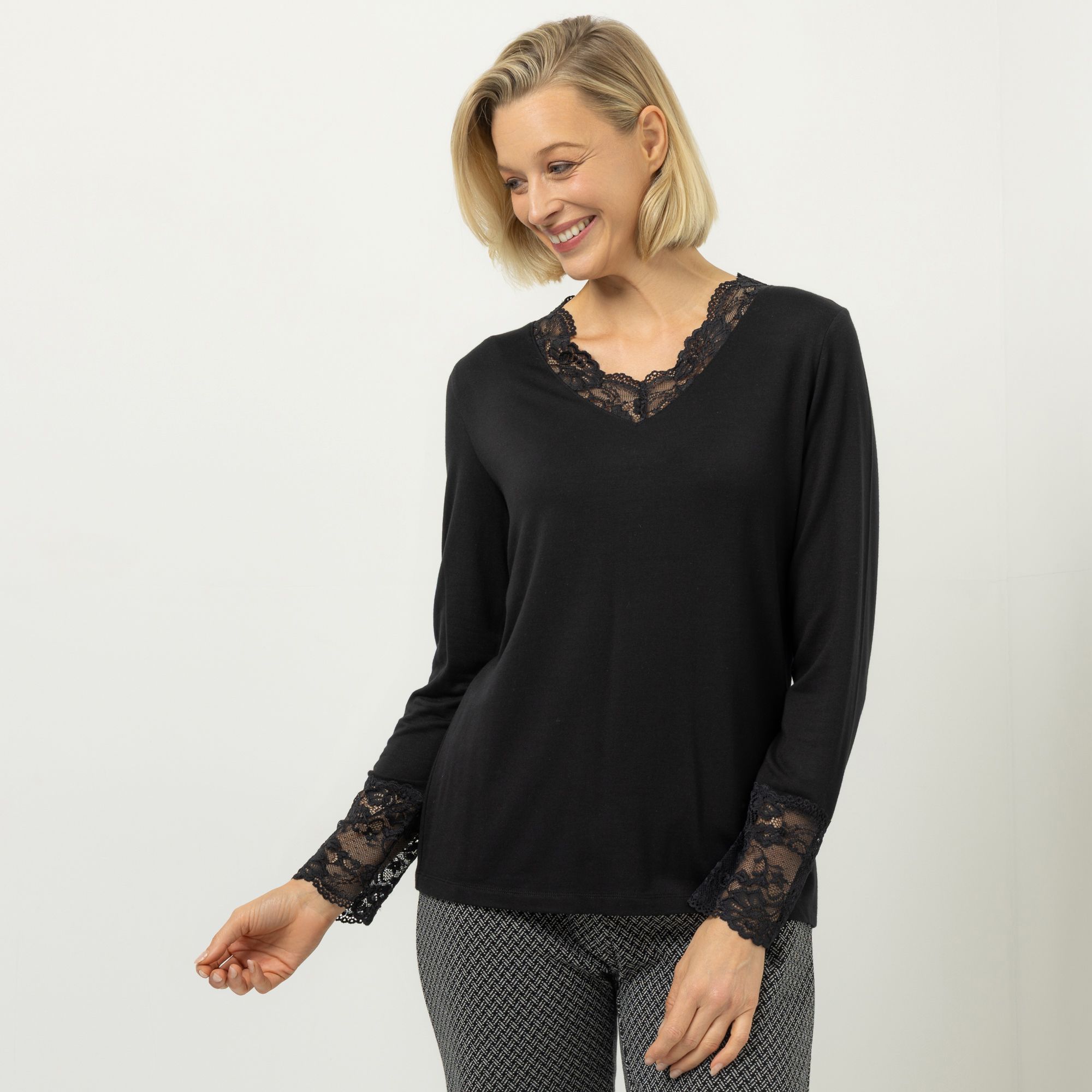 AMINATI® Shirt, langarm V-Ausschnitt Spitzen-Details figurumspielend