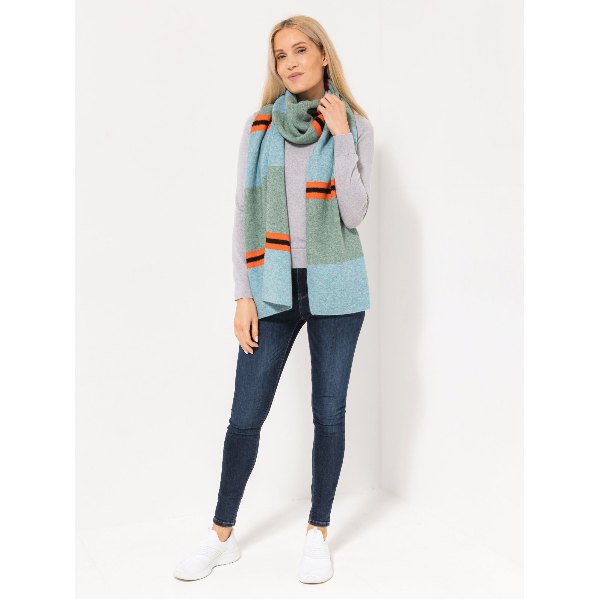 LOVELY SISTERS® Strickschal Logo-Applikation 220 cm