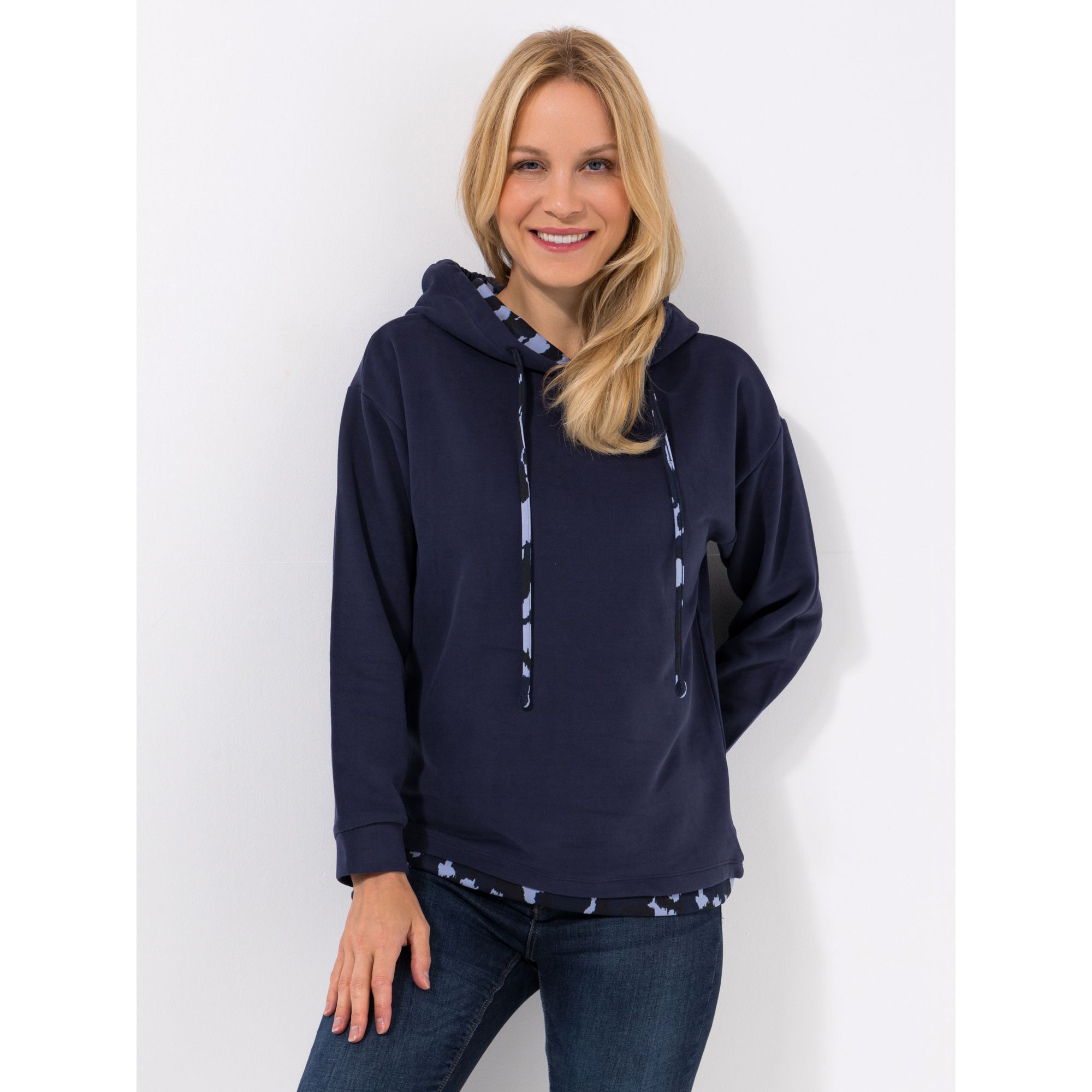 LYLA Hoodie, 1/1-Arm Sweat-Qualität Kapuze mit Kordelzug Kontrastdruck-Details