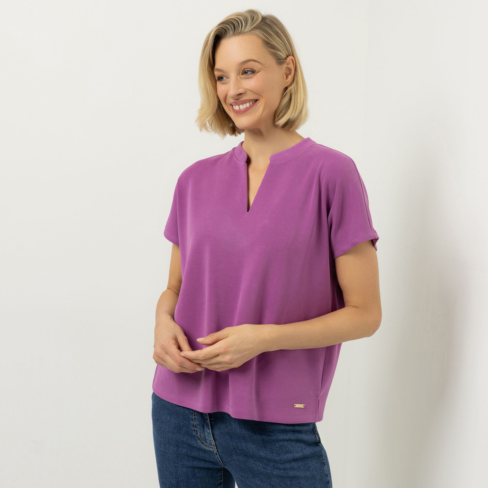 AMINATI® Shirt, 1/2-Arm V-Ausschnitt Seitenschlitze Logo-Details