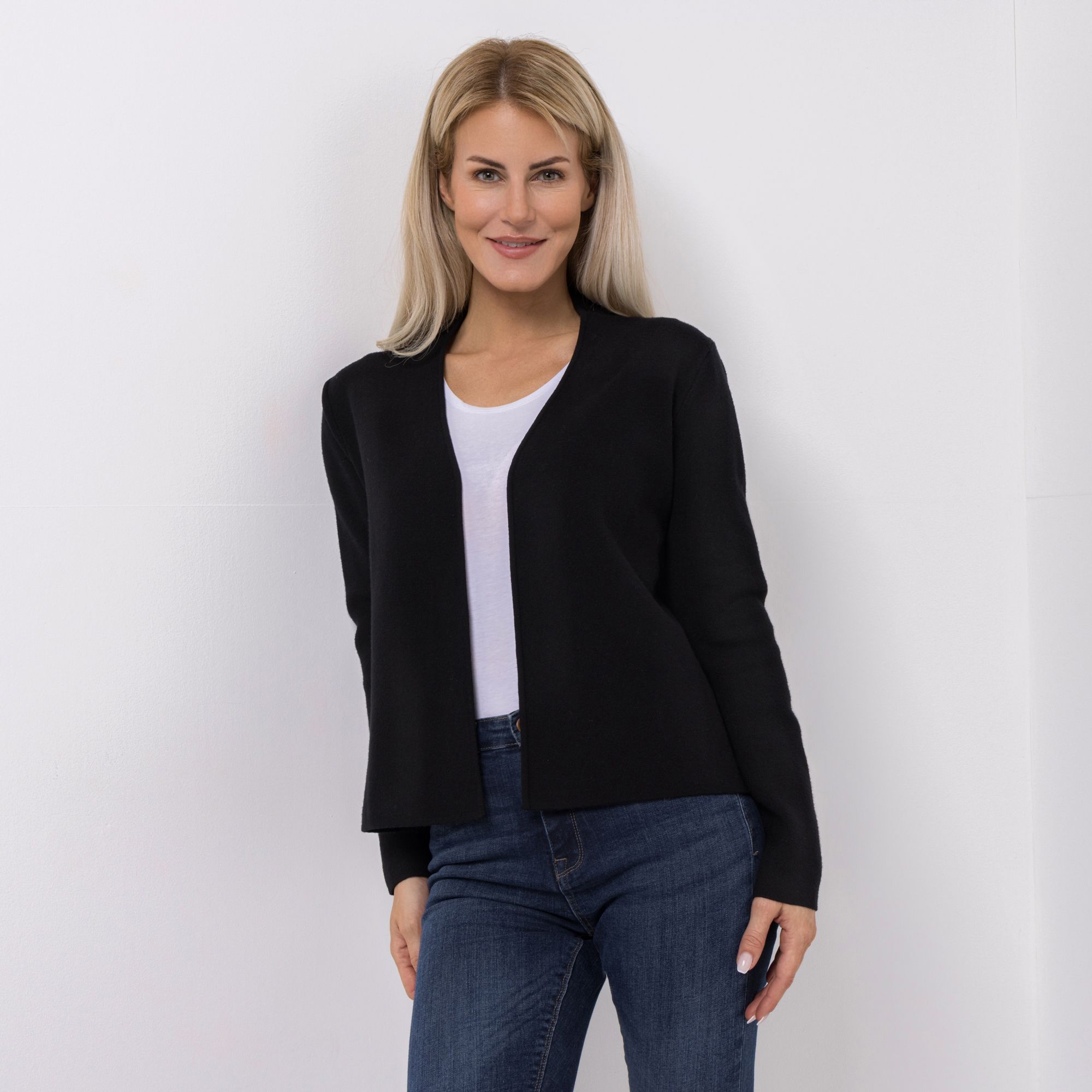 ANNI FOR FRIENDS Cardigan Alina kurze Form Herz-Stickerei figurumspielend