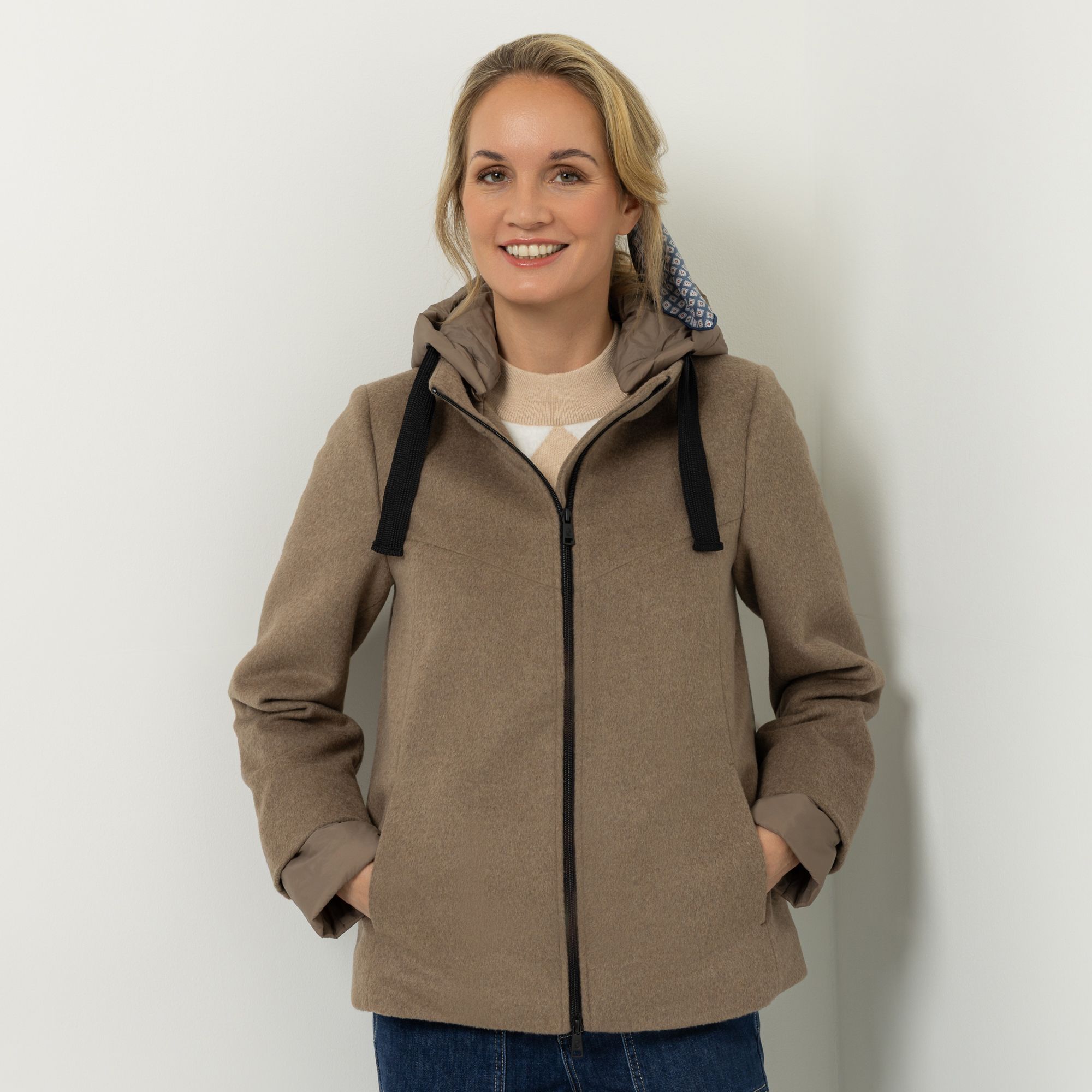 STRANDFEIN Wolljacke mit gesteppter Kapuze und Stehkragen figurumspielend
