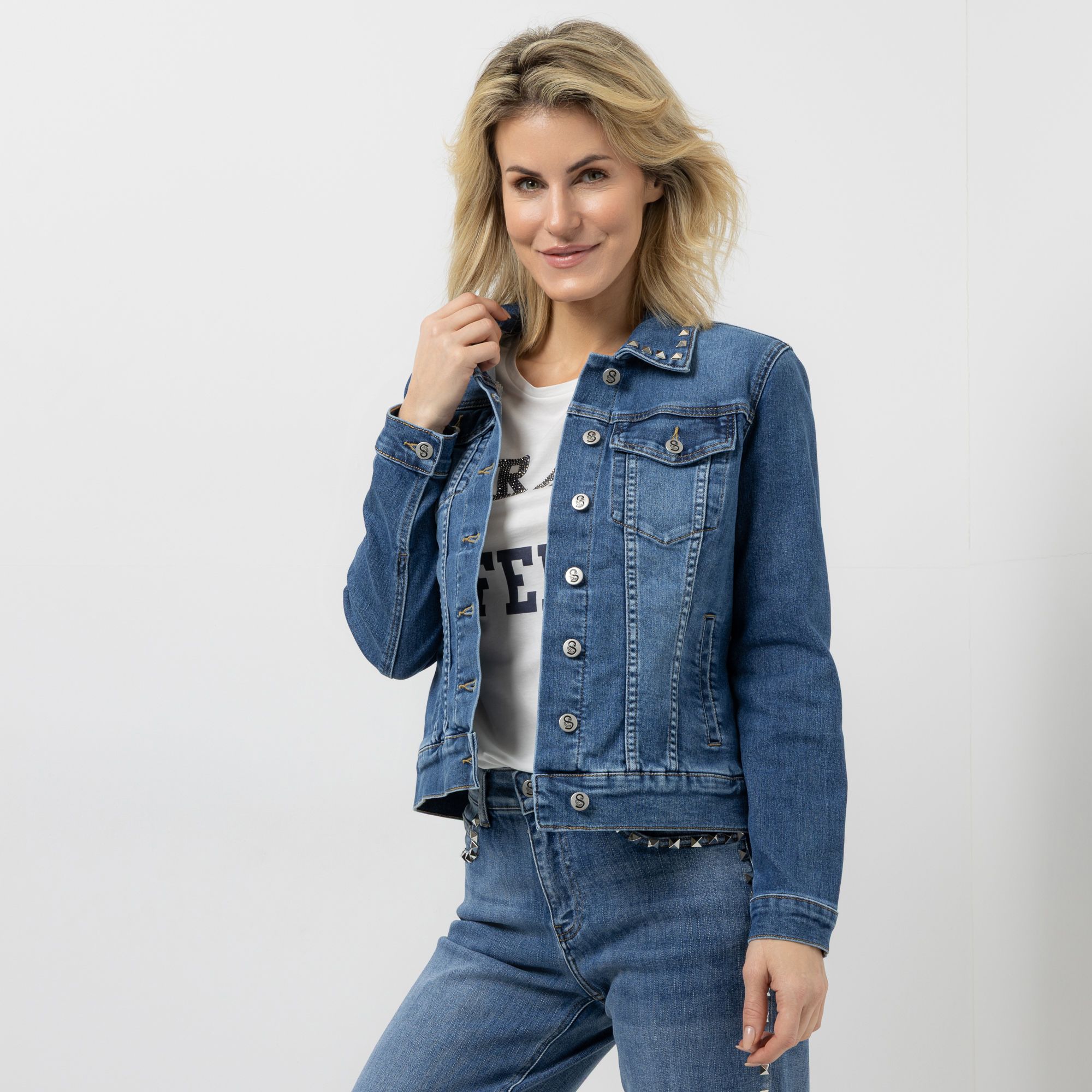 STRANDFEIN Jeansjacke Knopfleiste Nieten-Details figurumspielend