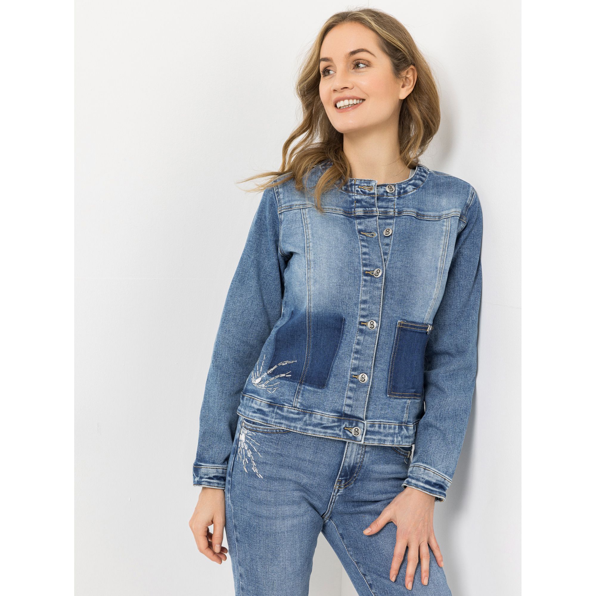 STRANDFEIN Jeansjacke Rundhalsausschnitt Applikation dekorativ aufgesetzte Tasche