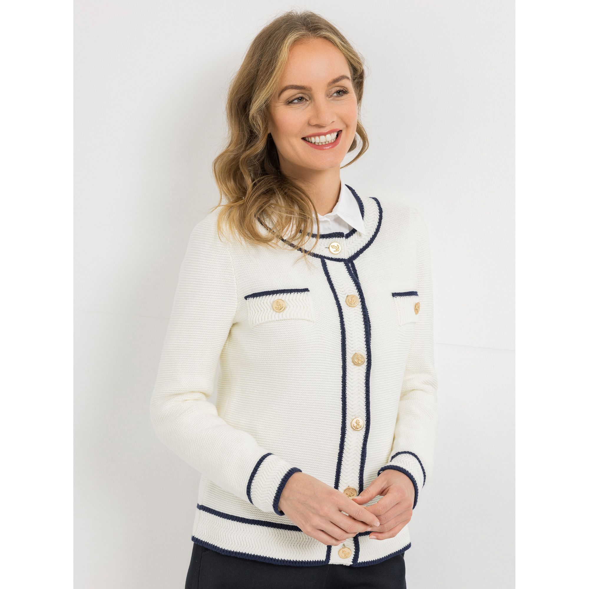 STRANDFEIN Cardigan Rundhalsausschnitt goldene Zierknöpfe figurumspielend