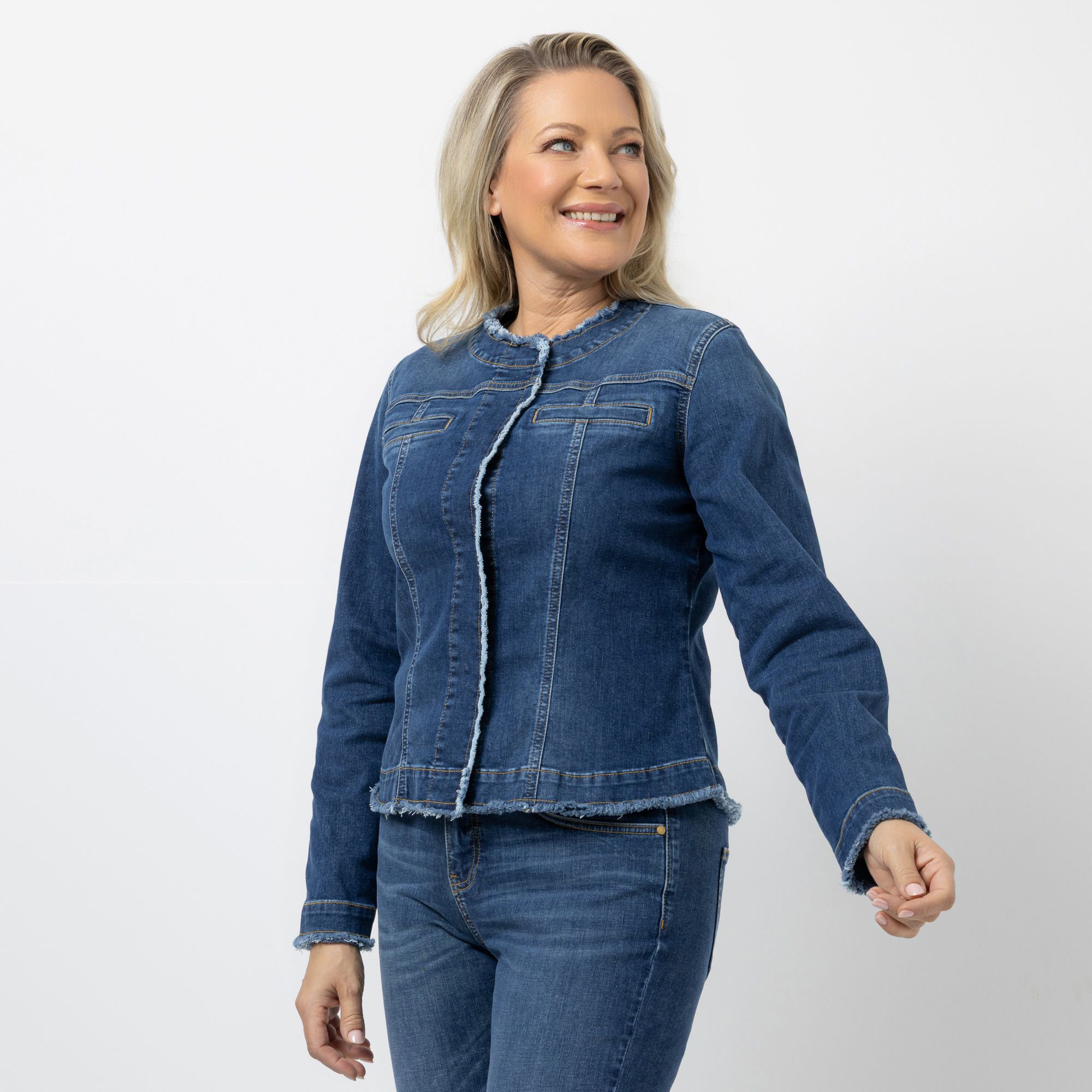 ANNA VON GRIESHEIM Jeansjacke Rundhalsausschnitt Fransendetails figurbetont