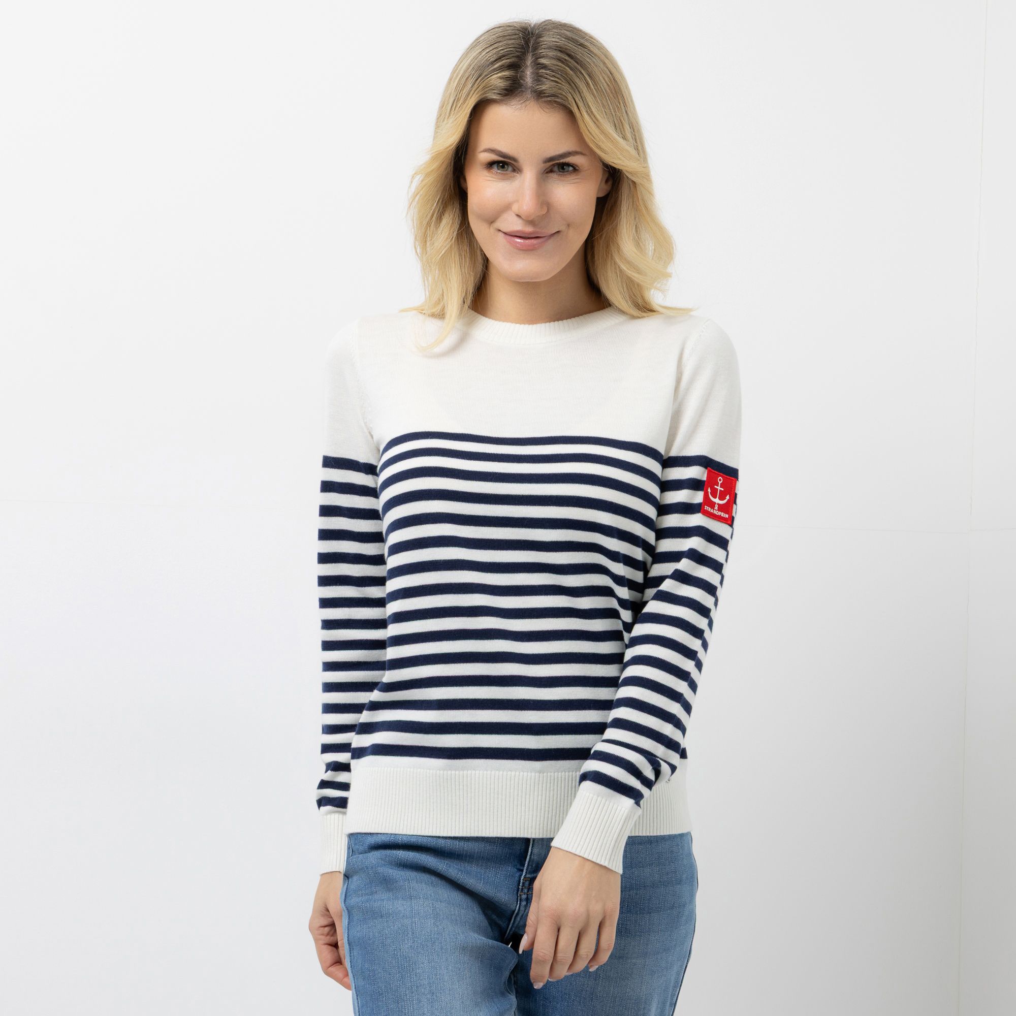 STRANDFEIN Pullover Rundhalsausschnitt Logo-Badge figurumspielend