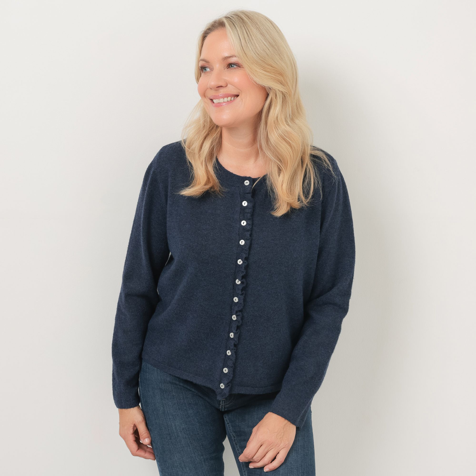 EVA LUTZ Cardigan Knopfleiste mit Rüschen figurumspielend
