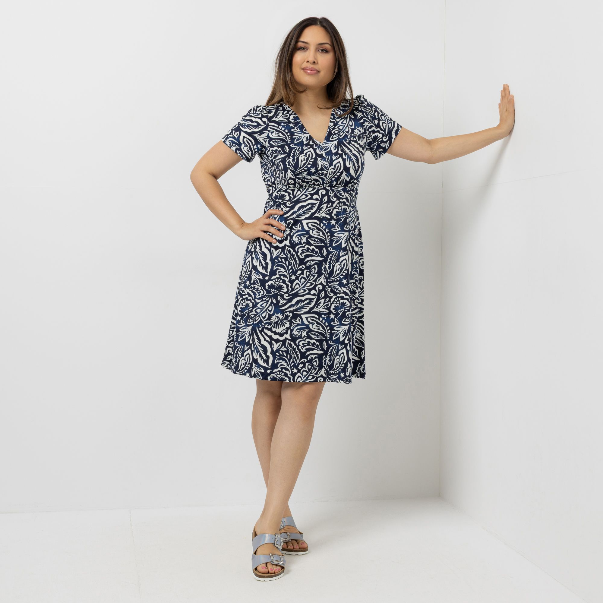 KIM & CO. Kleid, knieumspielend Brazil Knit Jersey Bindeband figurumspielend