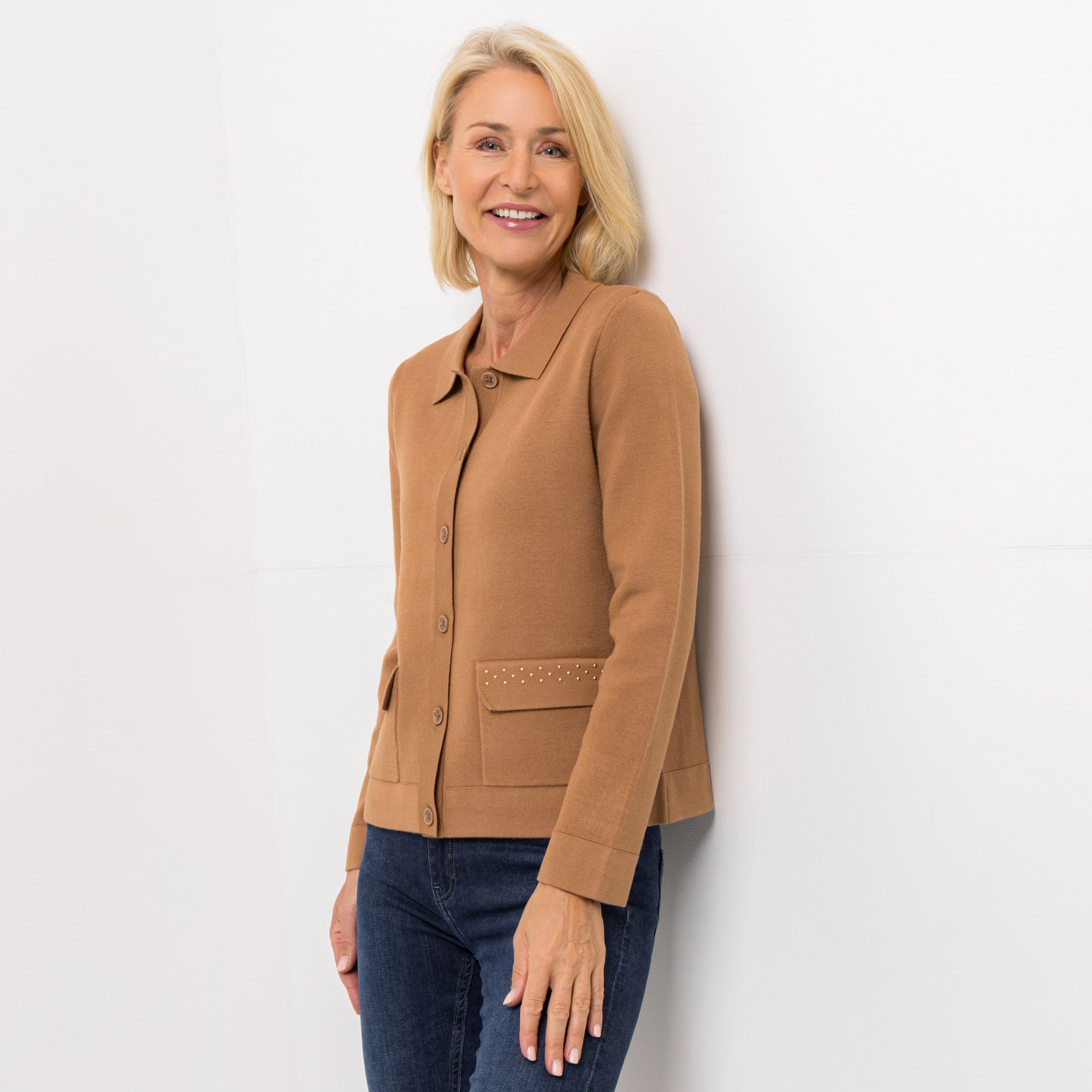 EVA LUTZ Strickjacke aufgesetzte Taschen mit Ziernieten figurumspielend
