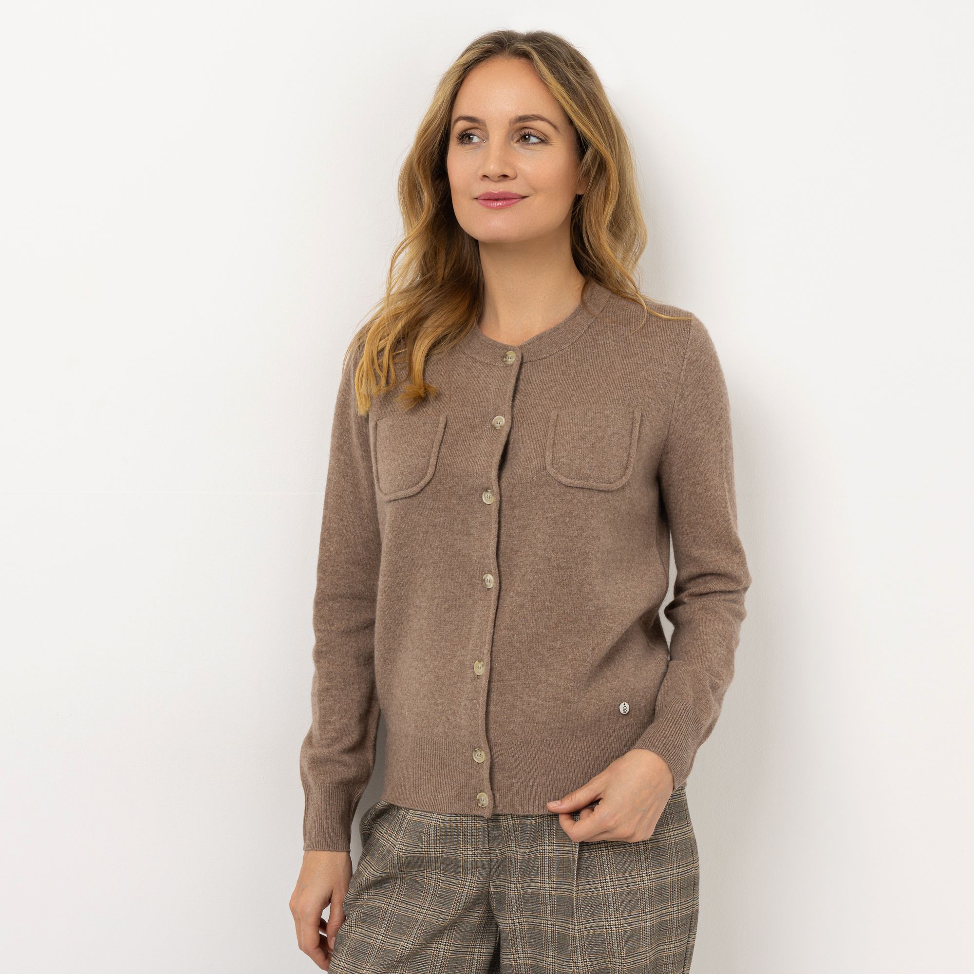 STRANDFEIN Strickjacke Rundhalsausschnitt aufgesetzte Taschen figurumspielend