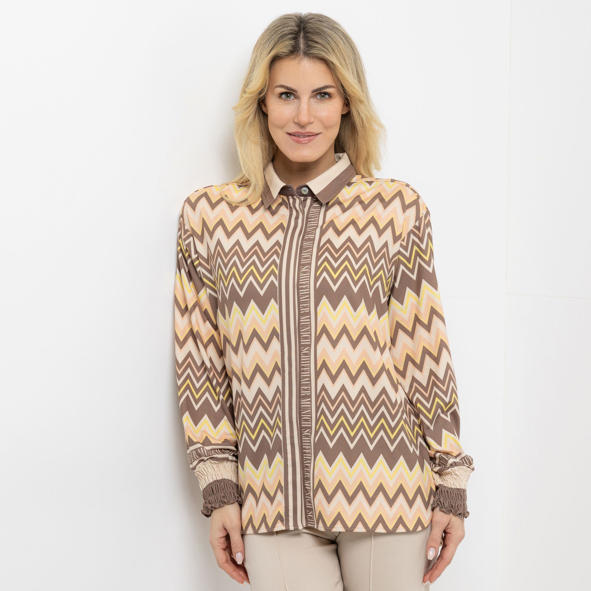 SCHIFFHAUER MUNICH® Bluse 1/1-Arm Hemdkragen mit Strassapplikation figurumspielend