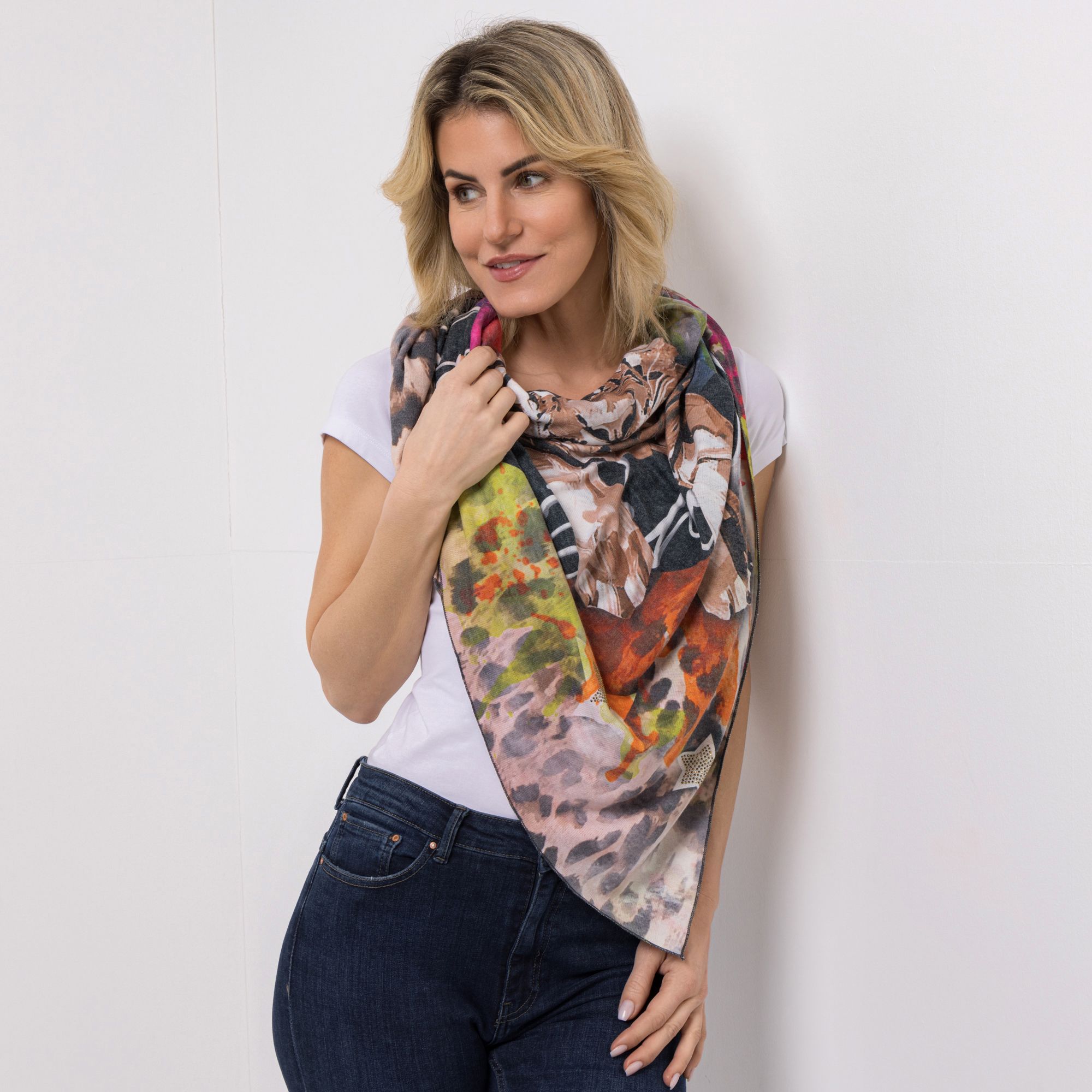 DINE 'N' DANCE Dreieckstuch bedruckt Strassmotive ca. 205cm x 102cm