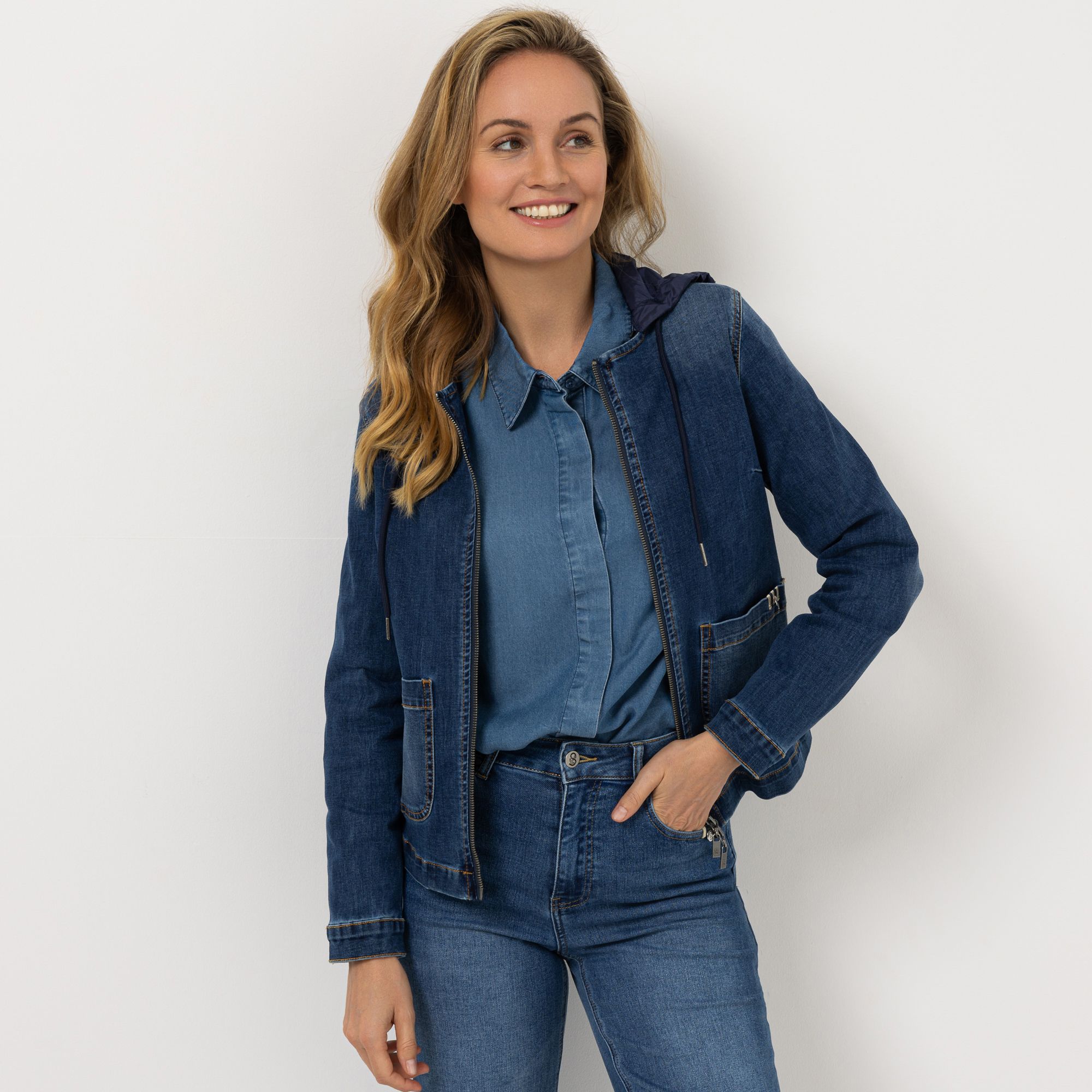 STRANDFEIN Jeansjacke mit Steppkapuze abnehmbar aufgesetzte Taschen figurumspielend