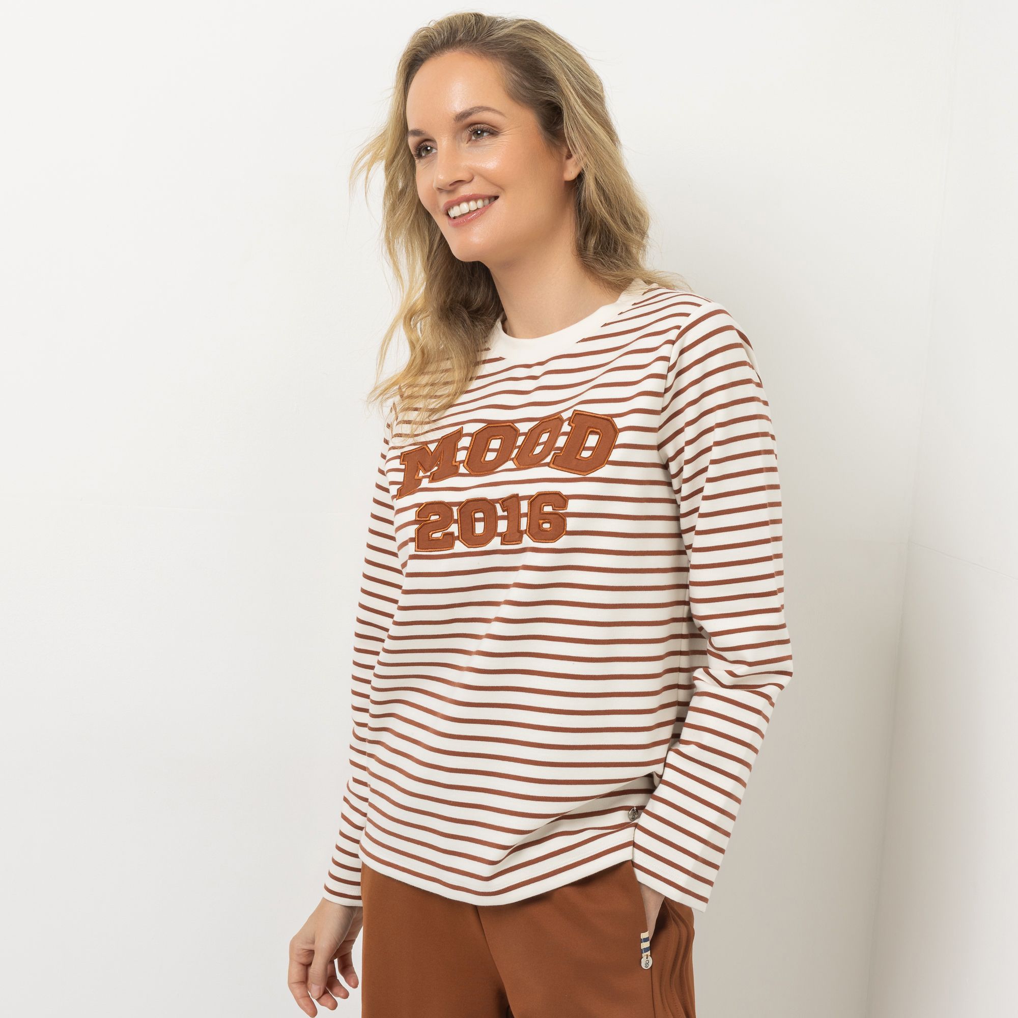 STRANDFEIN Sweatshirt Rundhalsausschnitt Applikation vorne figurumspielend