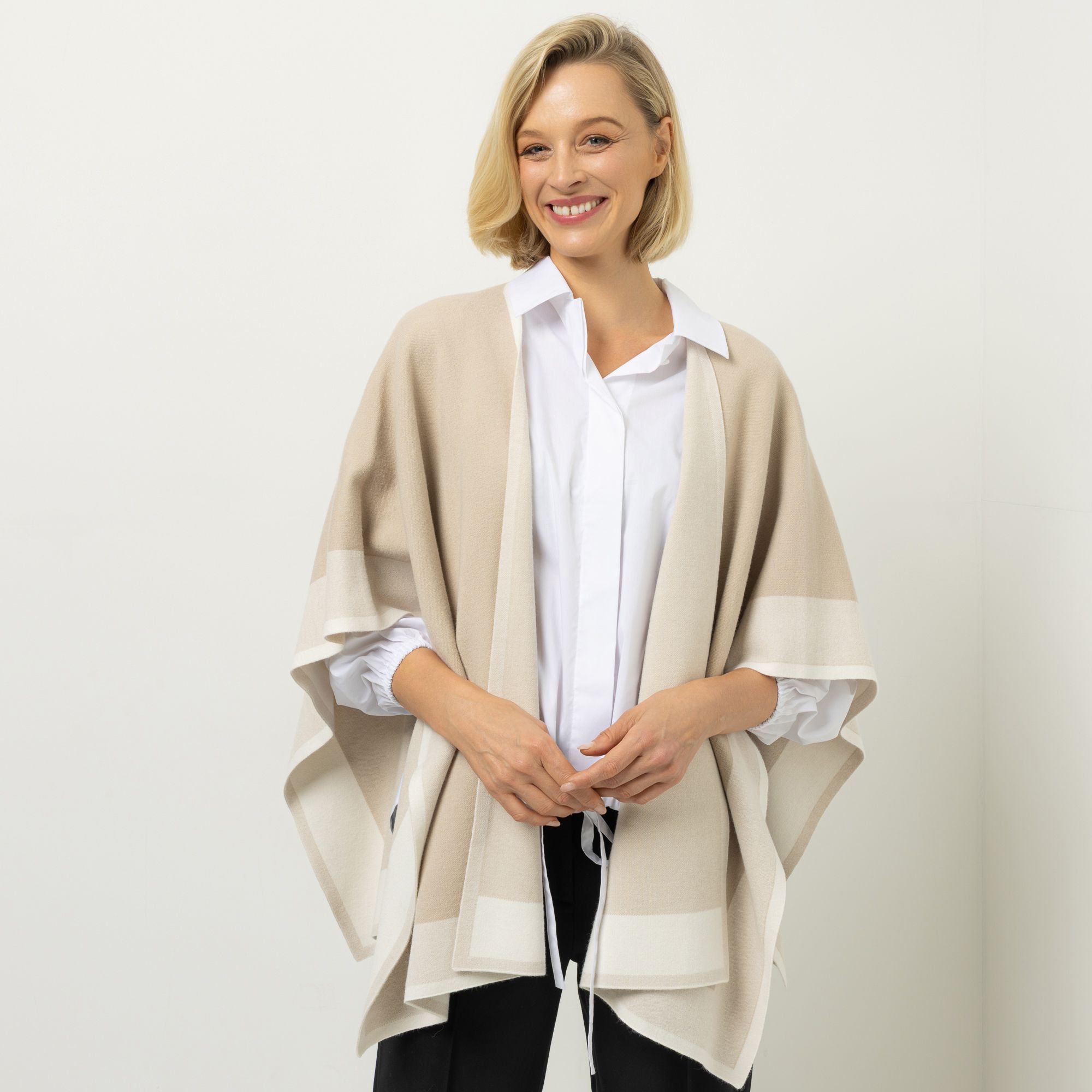 ANNA VON GRIESHEIM Poncho offene Form Nahtdetail am Rücken Kontrast-Streifen
