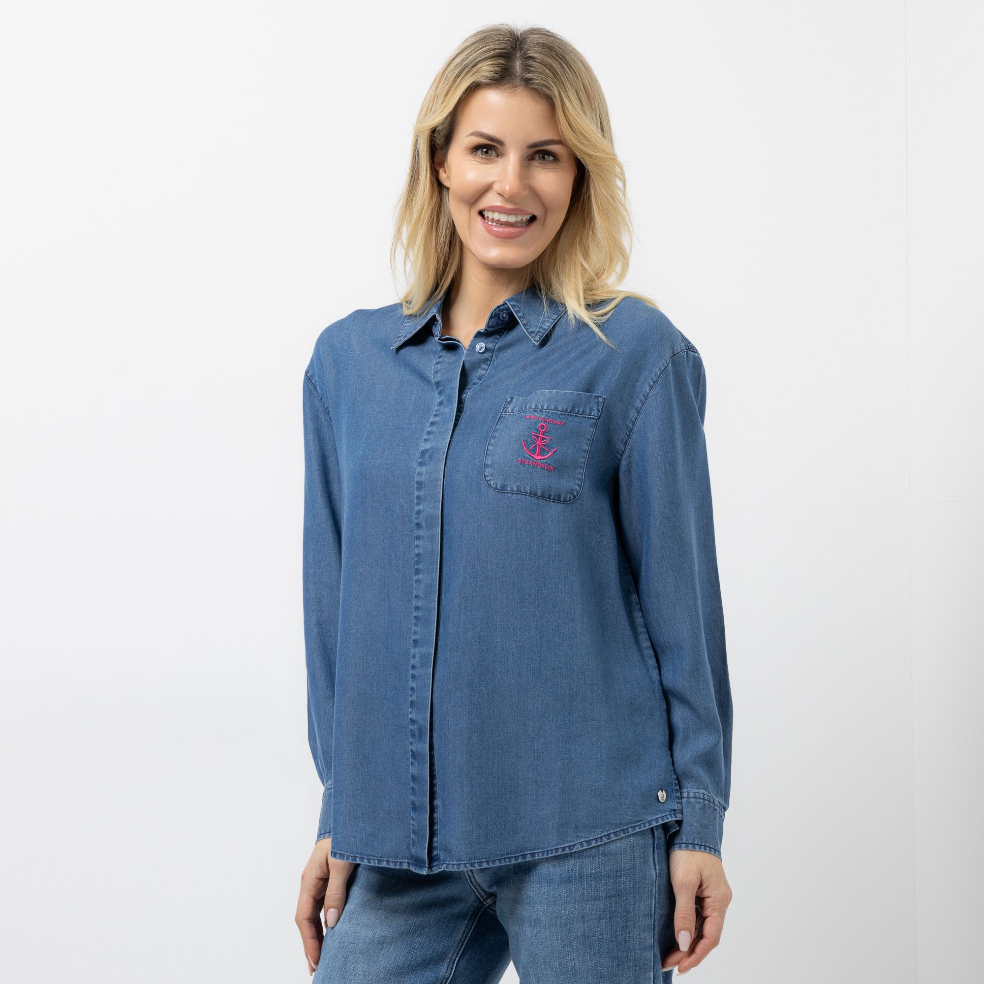 STRANDFEIN Bluse, Lyocell Hemdblusenkragen mit Logodruck figurumspielend