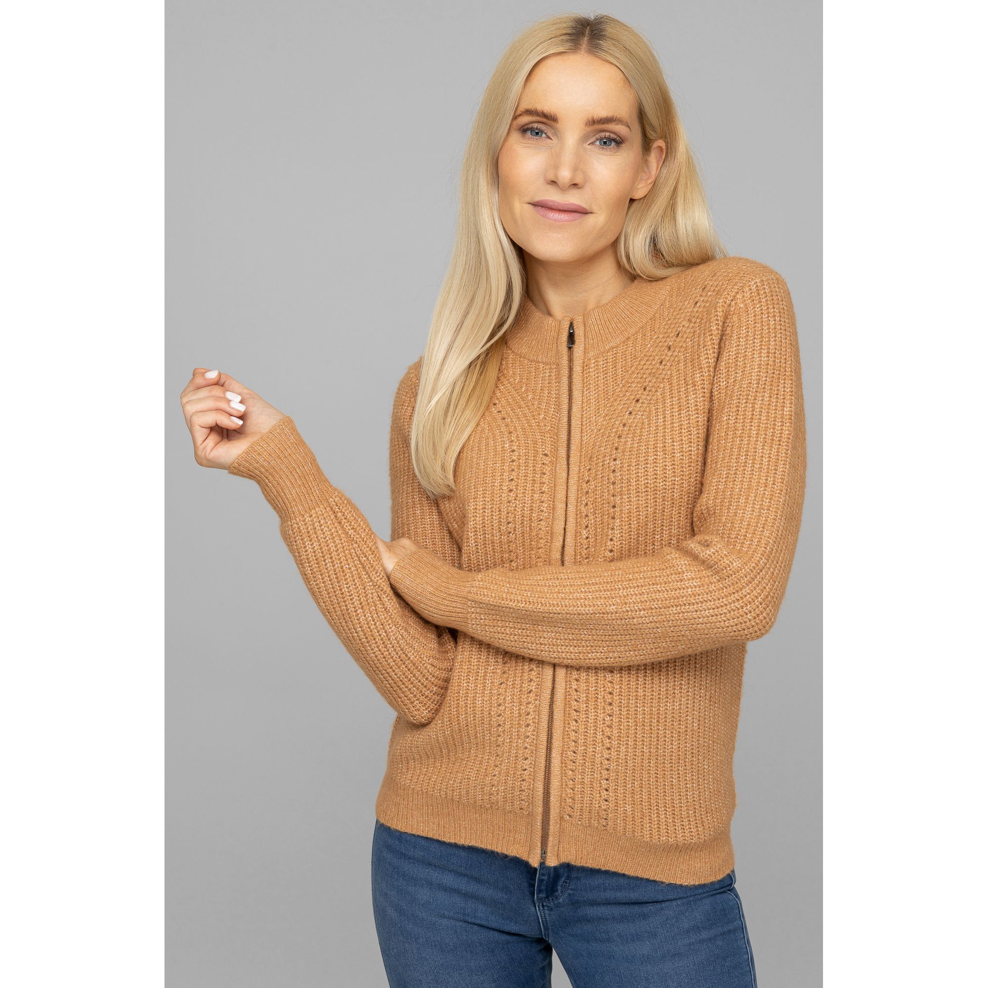 STUDIO UNIQUE® Cardigan 1/1 Arm Stehkragen 62% recycelte Fasern figurumspielend