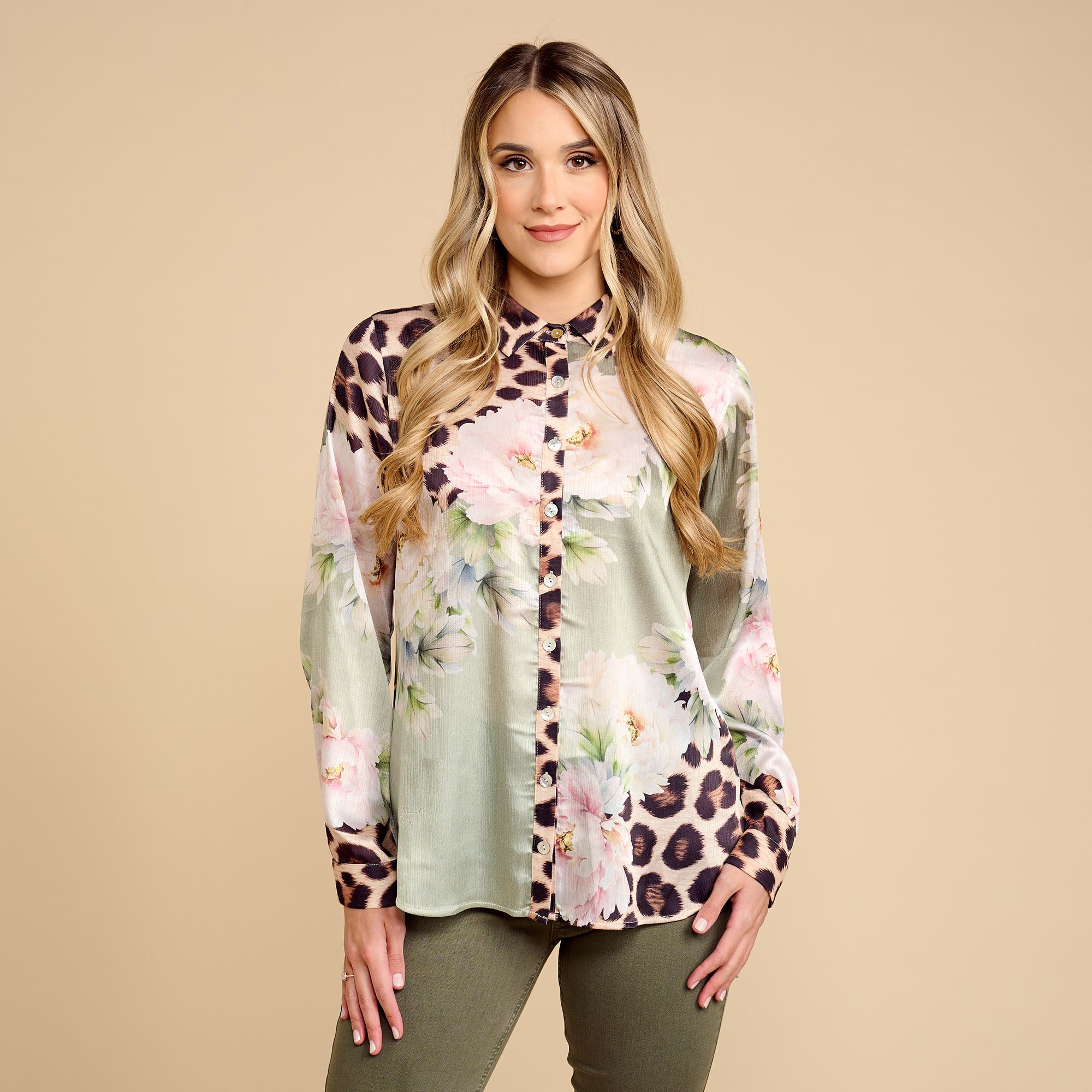 SCHIFFHAUER MUNICH® Bluse Knopfleiste Logoknöpfe figurumspielend