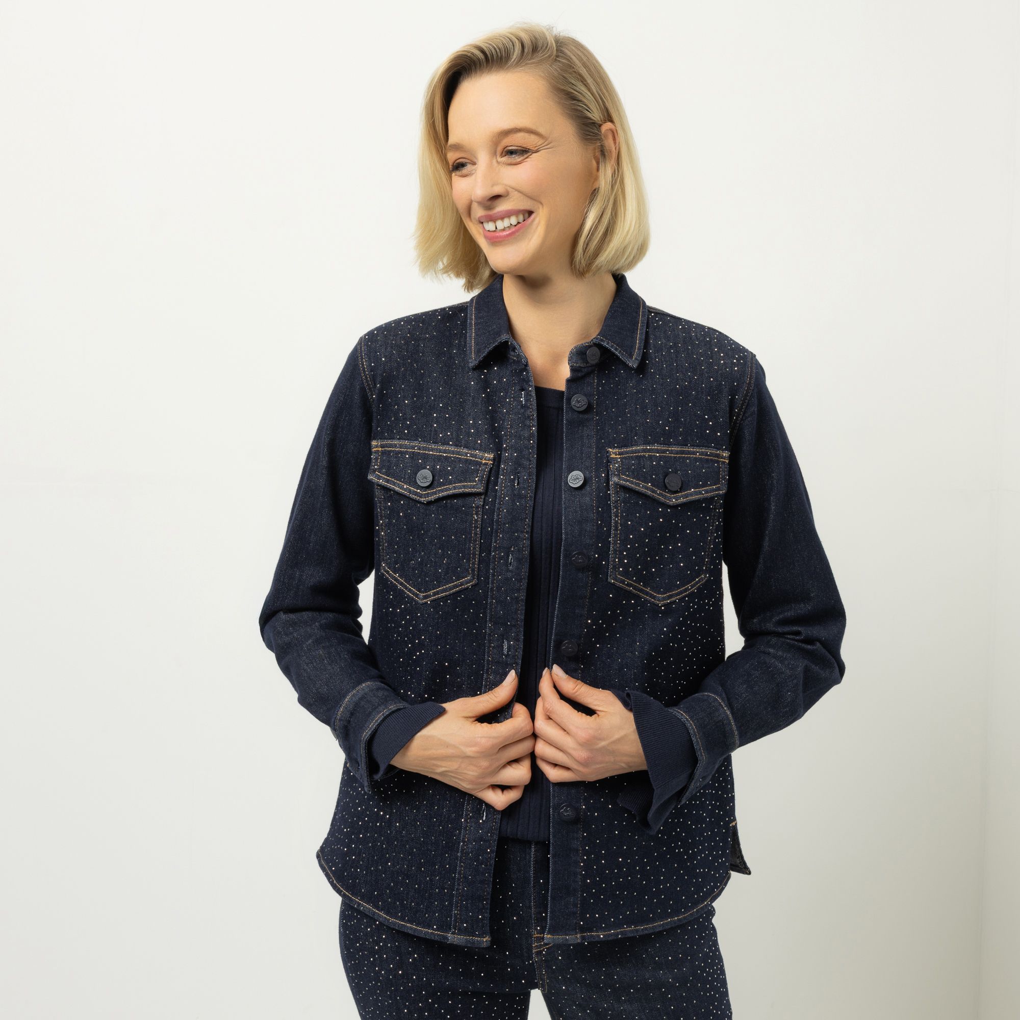 KILIAN KERNER SENSES Hemdjacke, Jeansstoff Strass-Details Brusttaschen figurumspielend