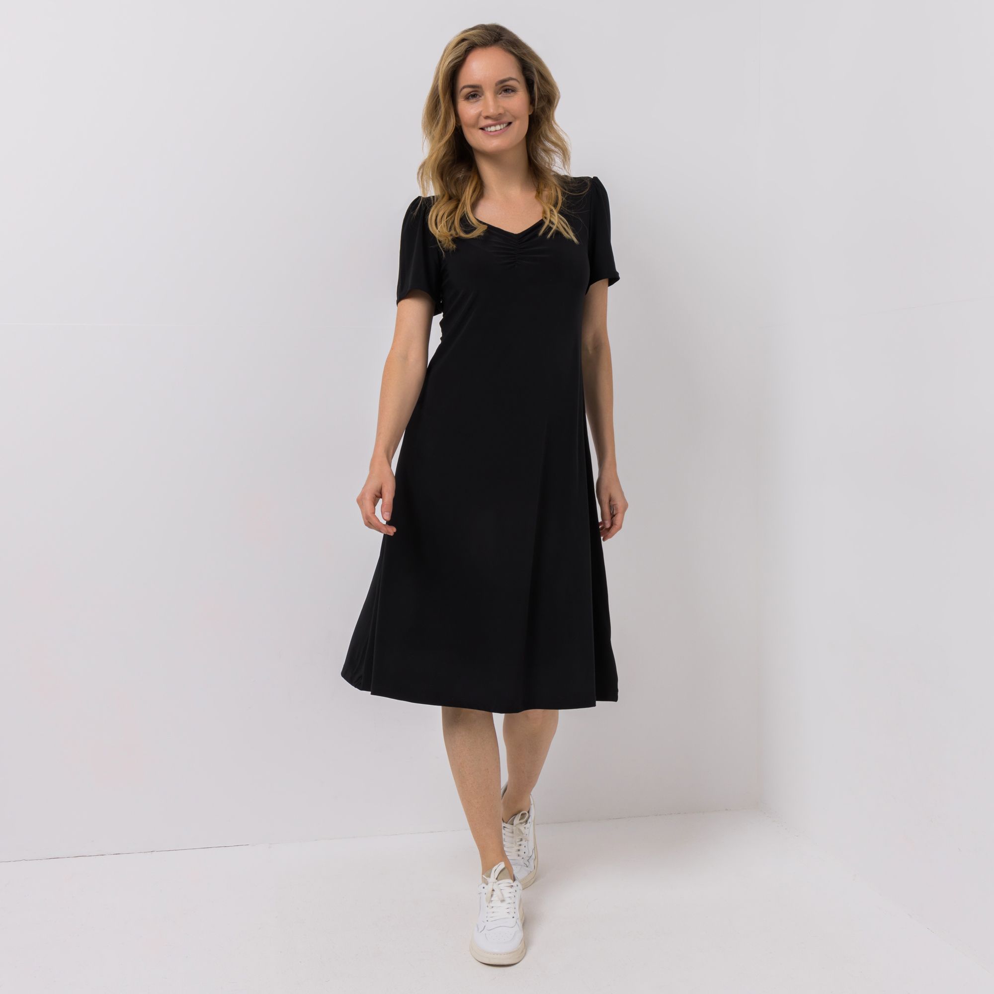 KIM & CO. Kleid, knieumspielend Brazil Knit Jersey Zierausschnitt figurumspielend