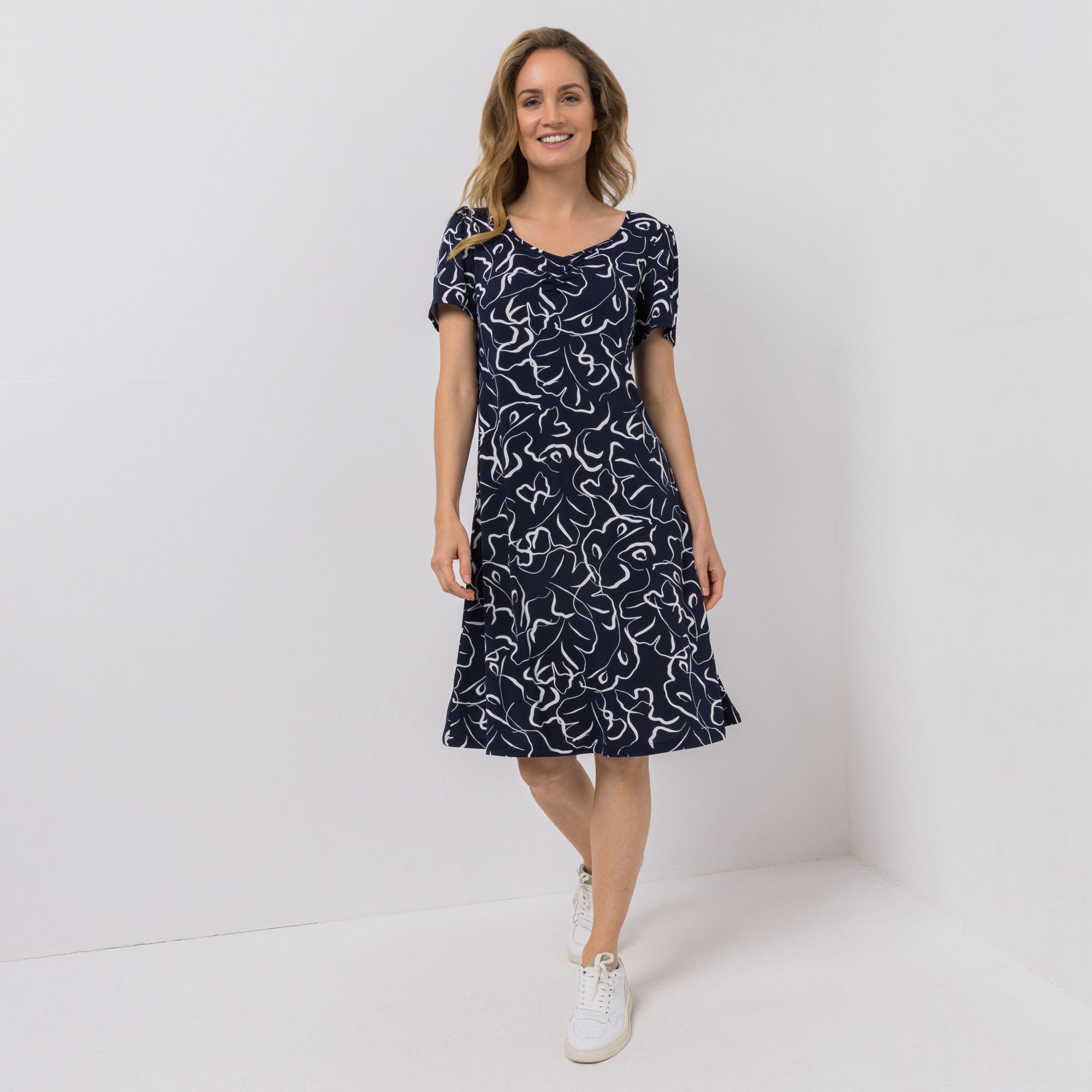 KIM & CO. Kleid, knieumspielend Brazil Knit Jersey Zierausschnitt figurumspielend