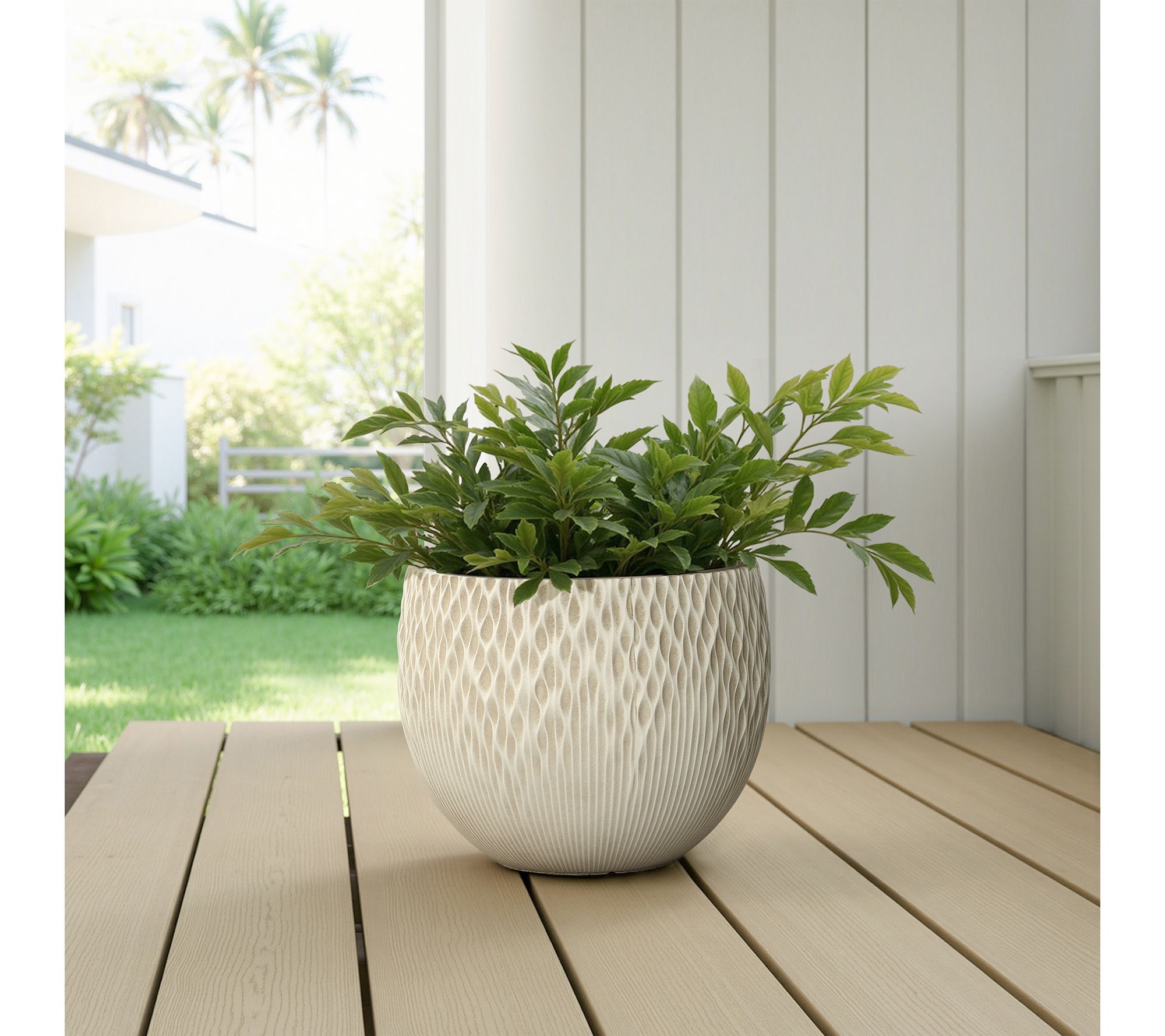 LuxenHome Antique Off-White 14.17" Round Planter