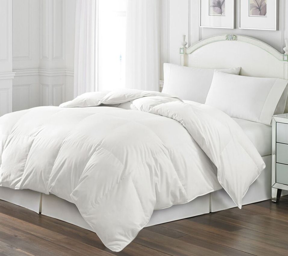White Goose Feather and Down Comforter  White comforter bedroom, White  fluffy bedding, White down comforter