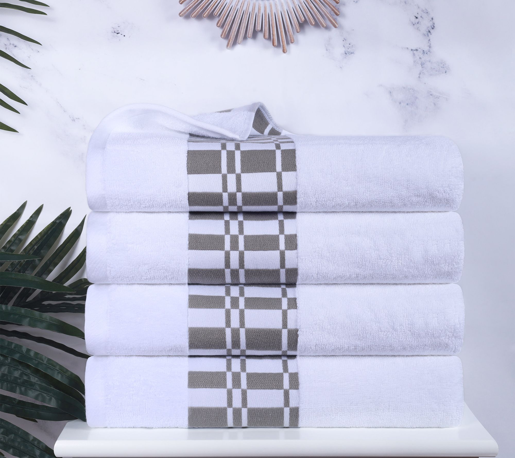 Superior Lariss a 4-Piece Geome tric Cotton Bat h Towel Set