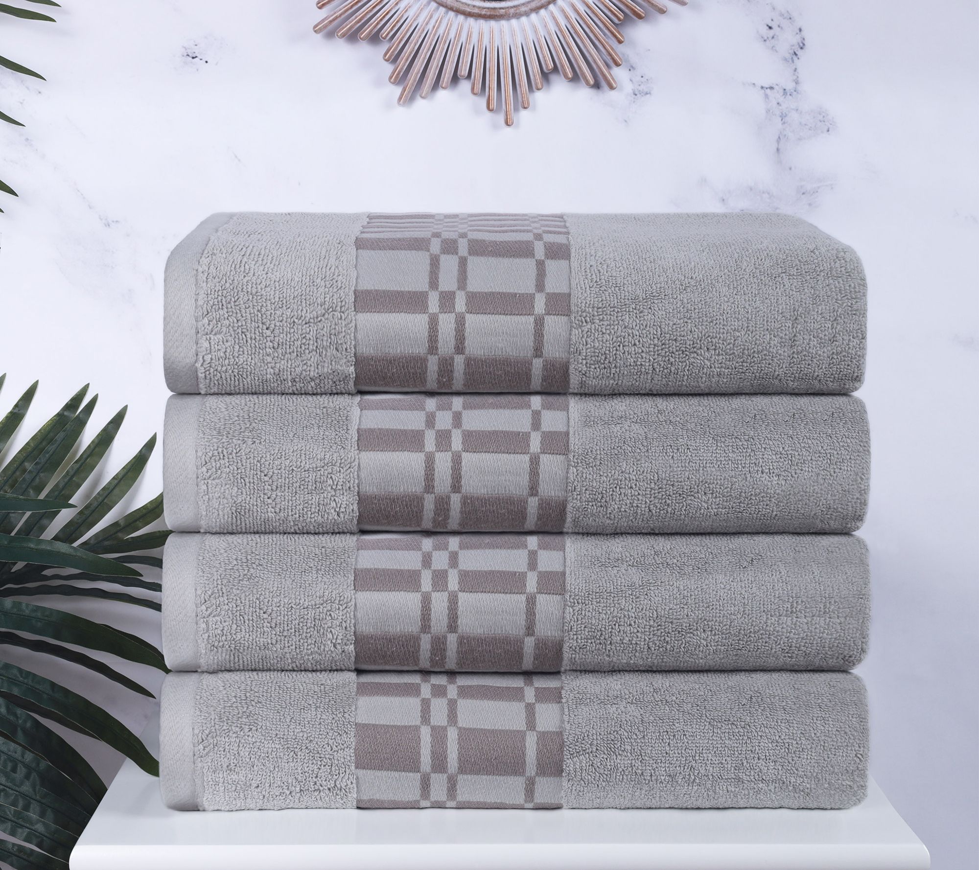 Superior Lariss a 4-Piece Geome tric Cotton Bat h Towel Set