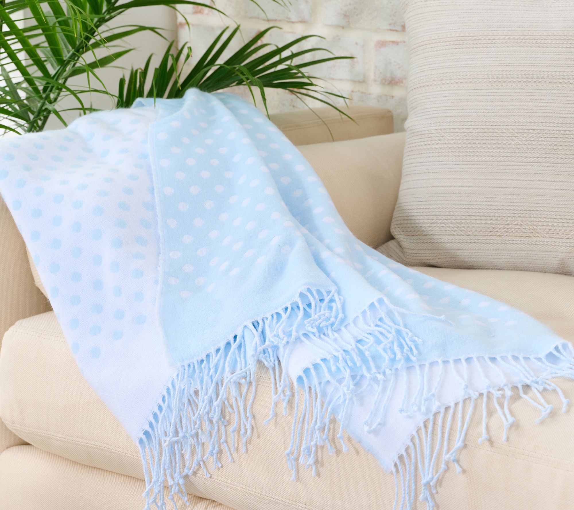 Light blue and white best sale throw blanket