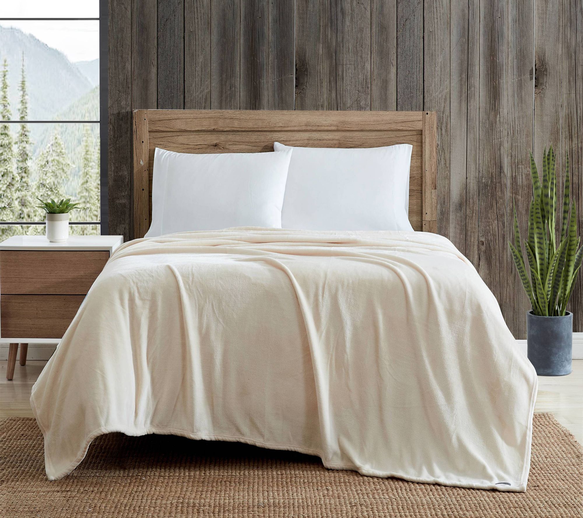 Eddie Bauer Ultra Soft White Flannel Full/QueenBlanket