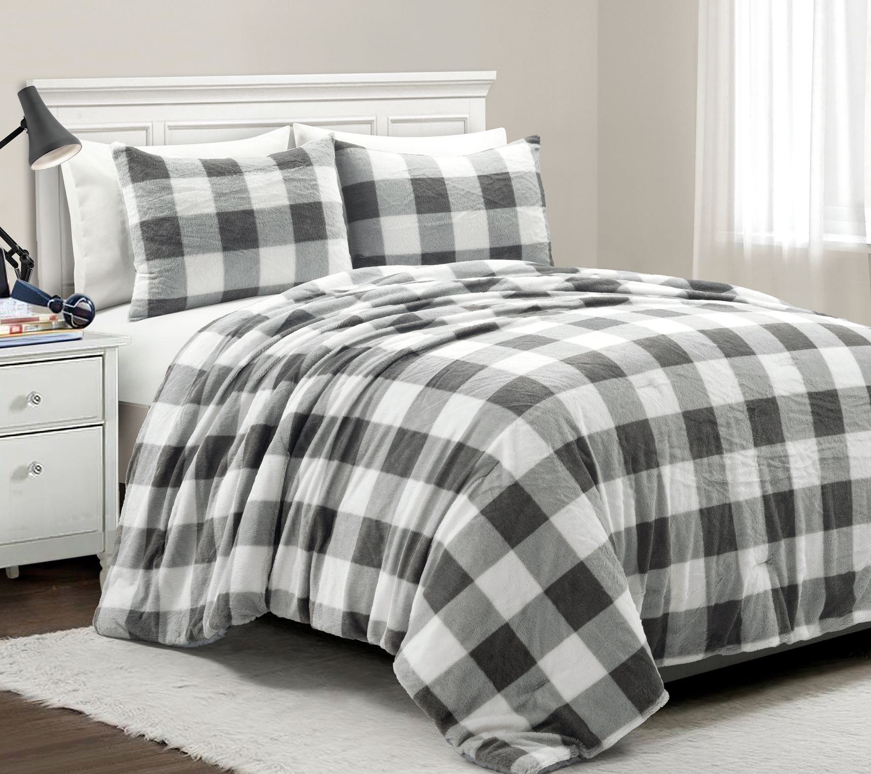 Lush Decor Plai d Ultra Soft Fa ux Fur Kids BTC Comforter 2Pc