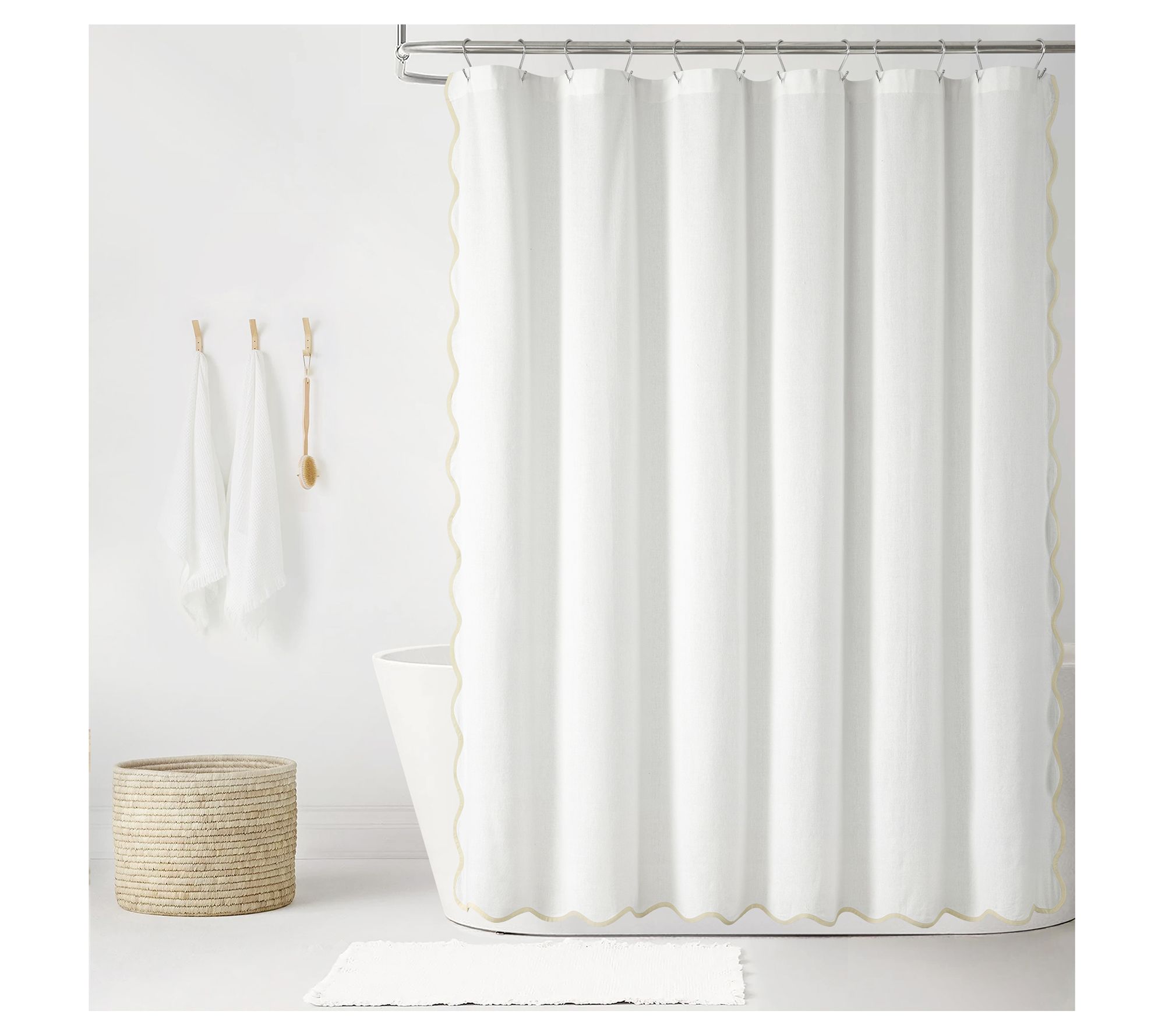 Lush Decor Coas tal Chic Scallo p Edge Shower C urtain