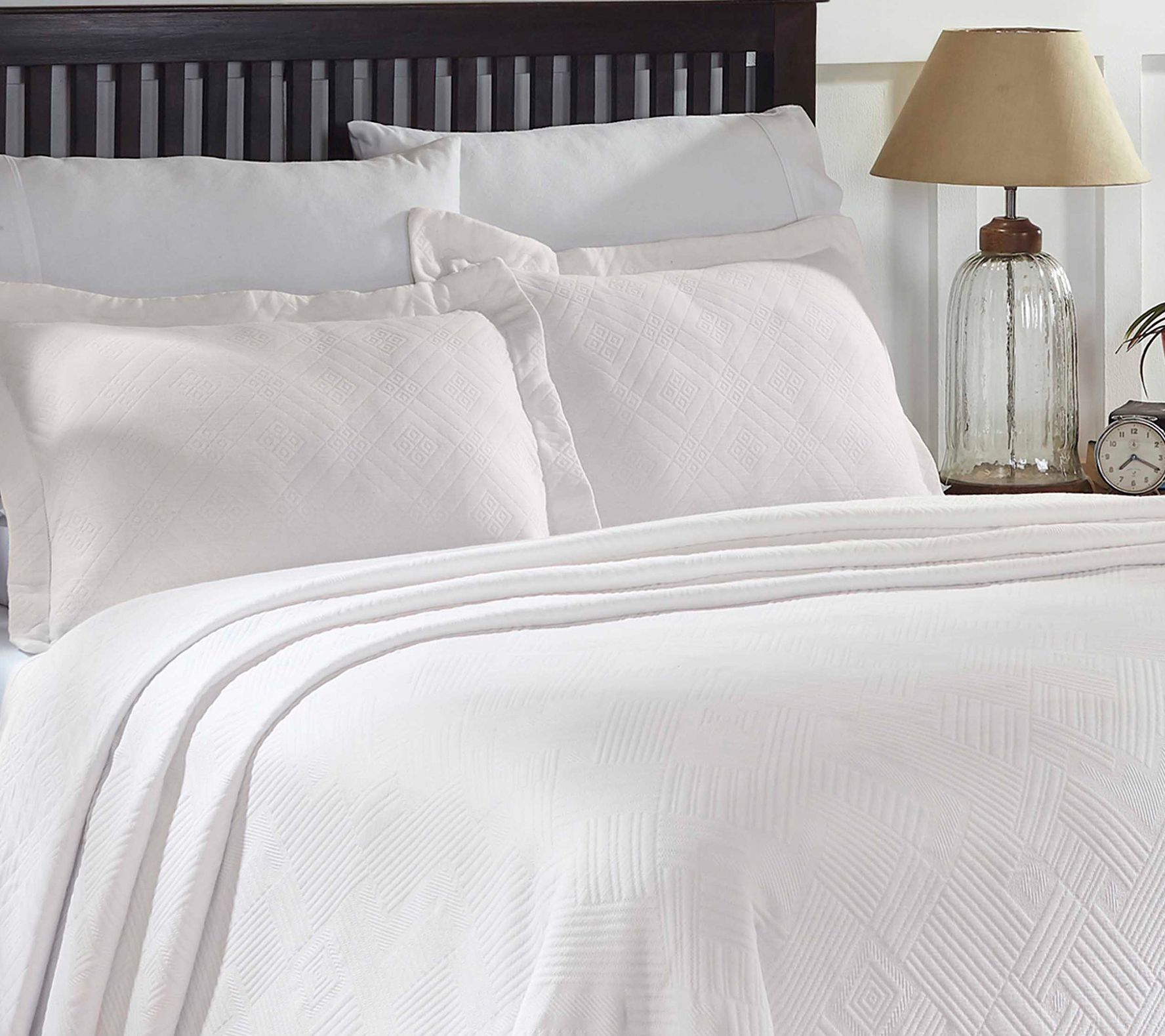 Superior Geometric Fret Cotton Scalloped Bedspr ead Set, Twin