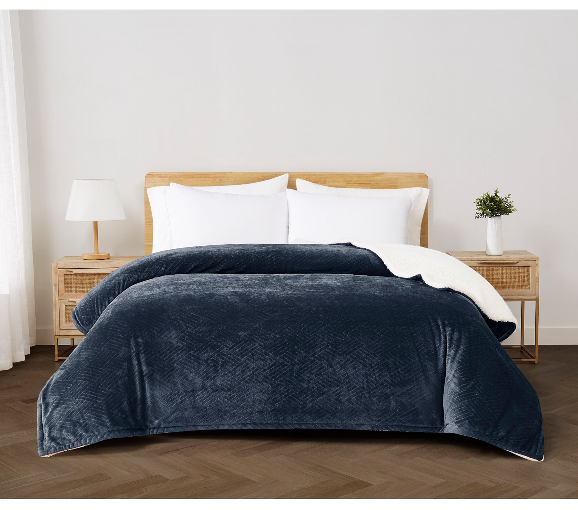Cannon Carved Faux Fur Full/Queen Blanket