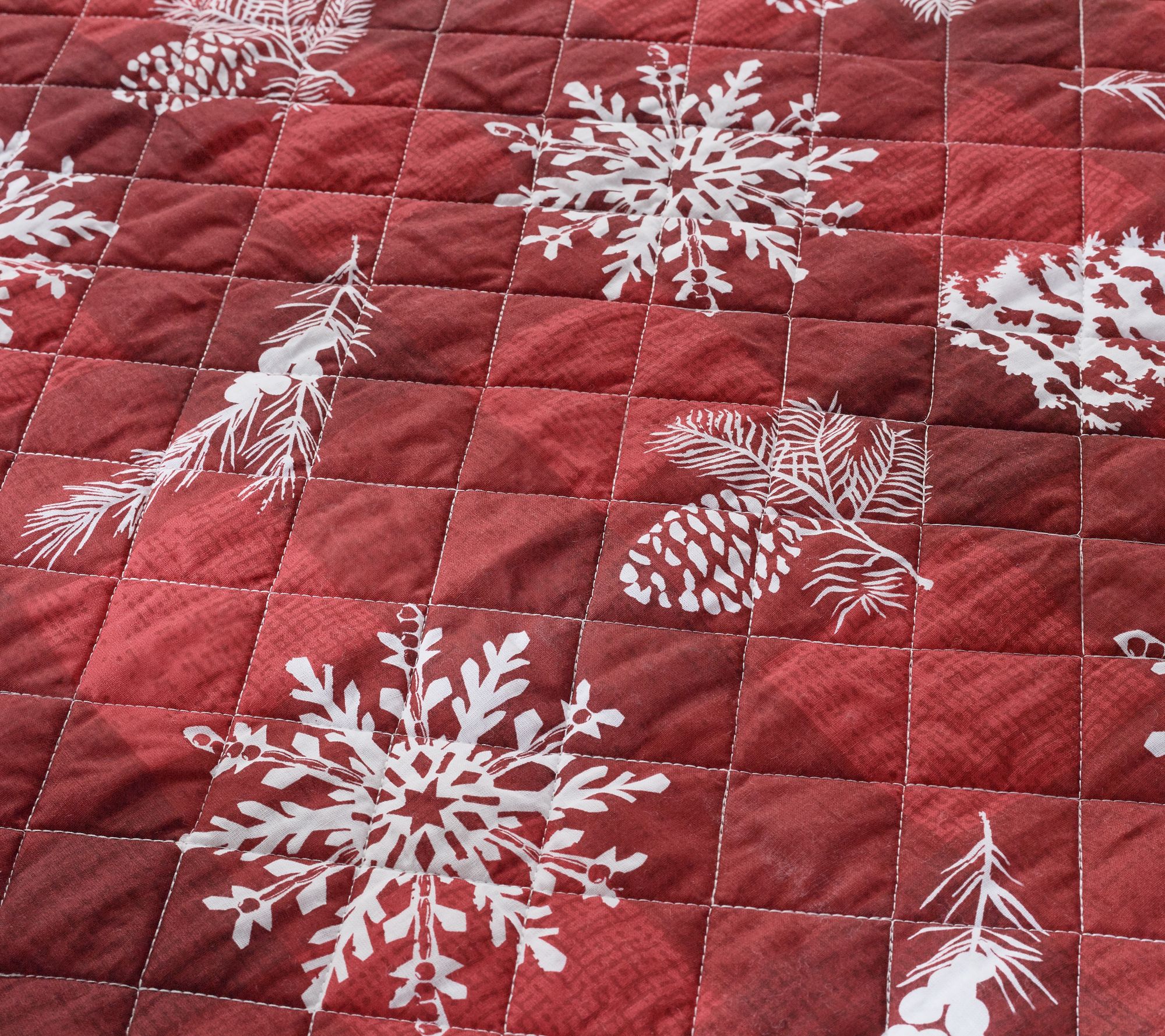 Home Reflections Full Reversible Holiday Quilt Set