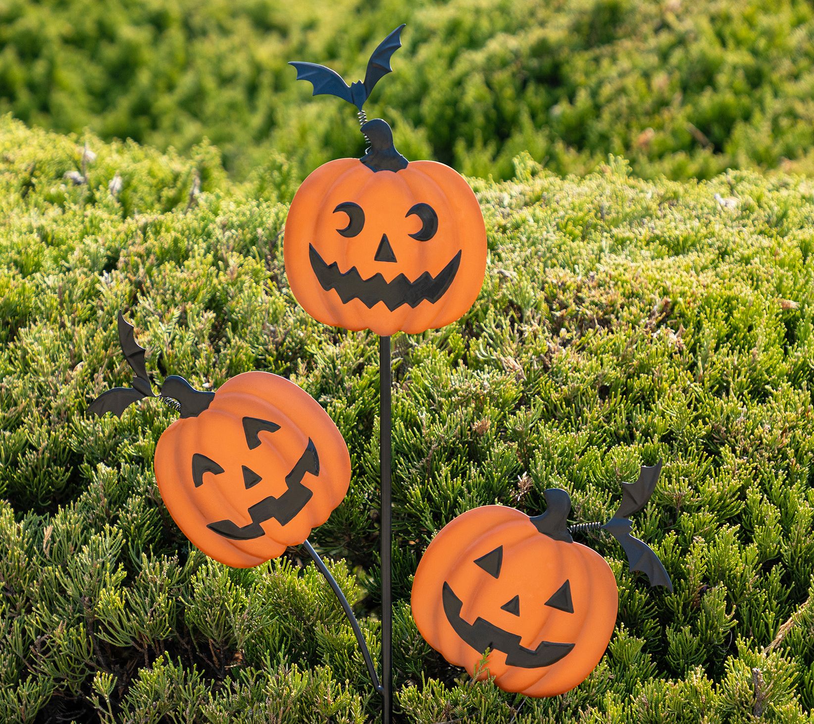 Glitzhome 40"H Halloween Metal Pumpkin & Bats Garden Stake