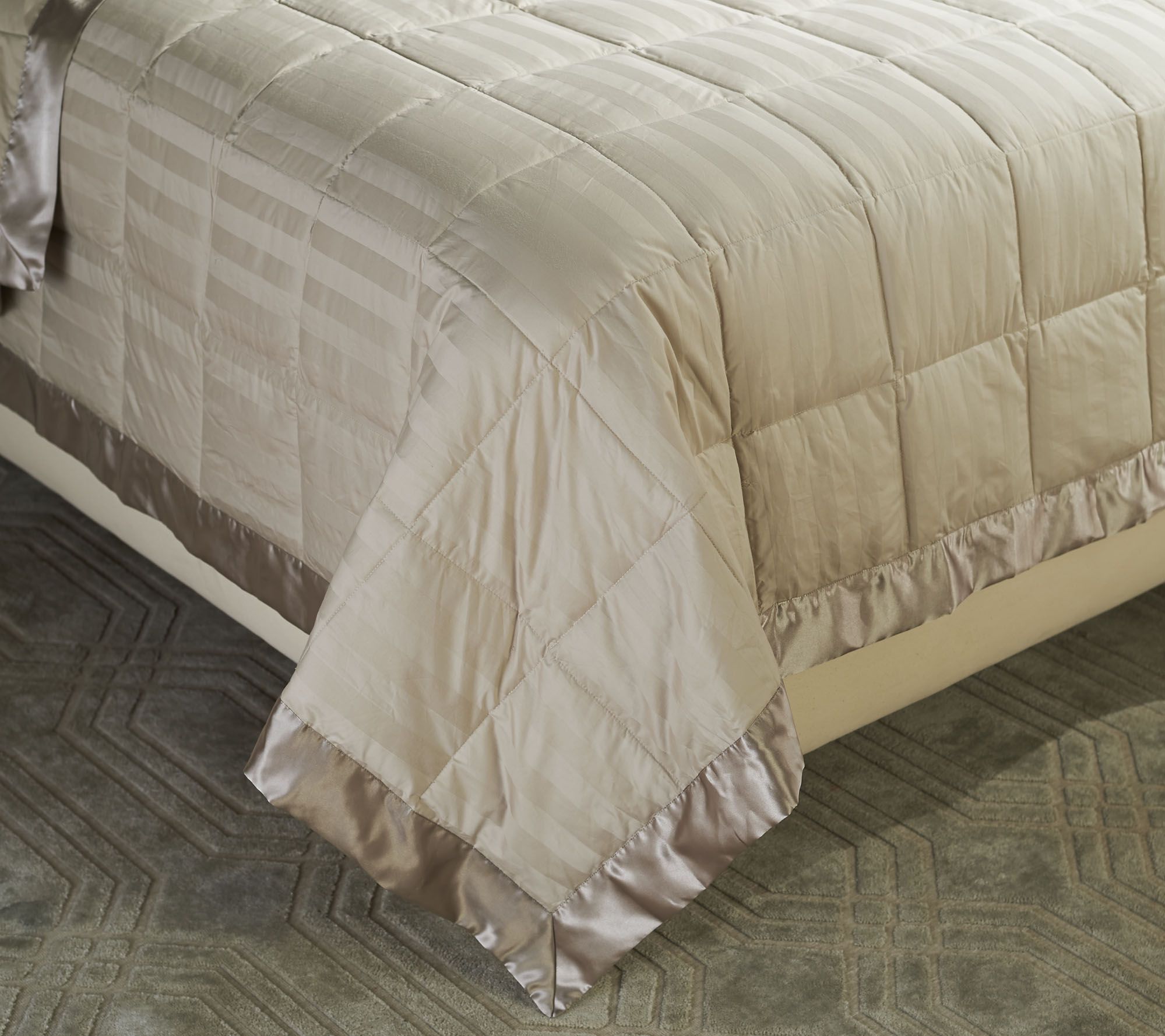 Northern Nights Reversible 400TC Cotton Dobby Queen Down Blanket