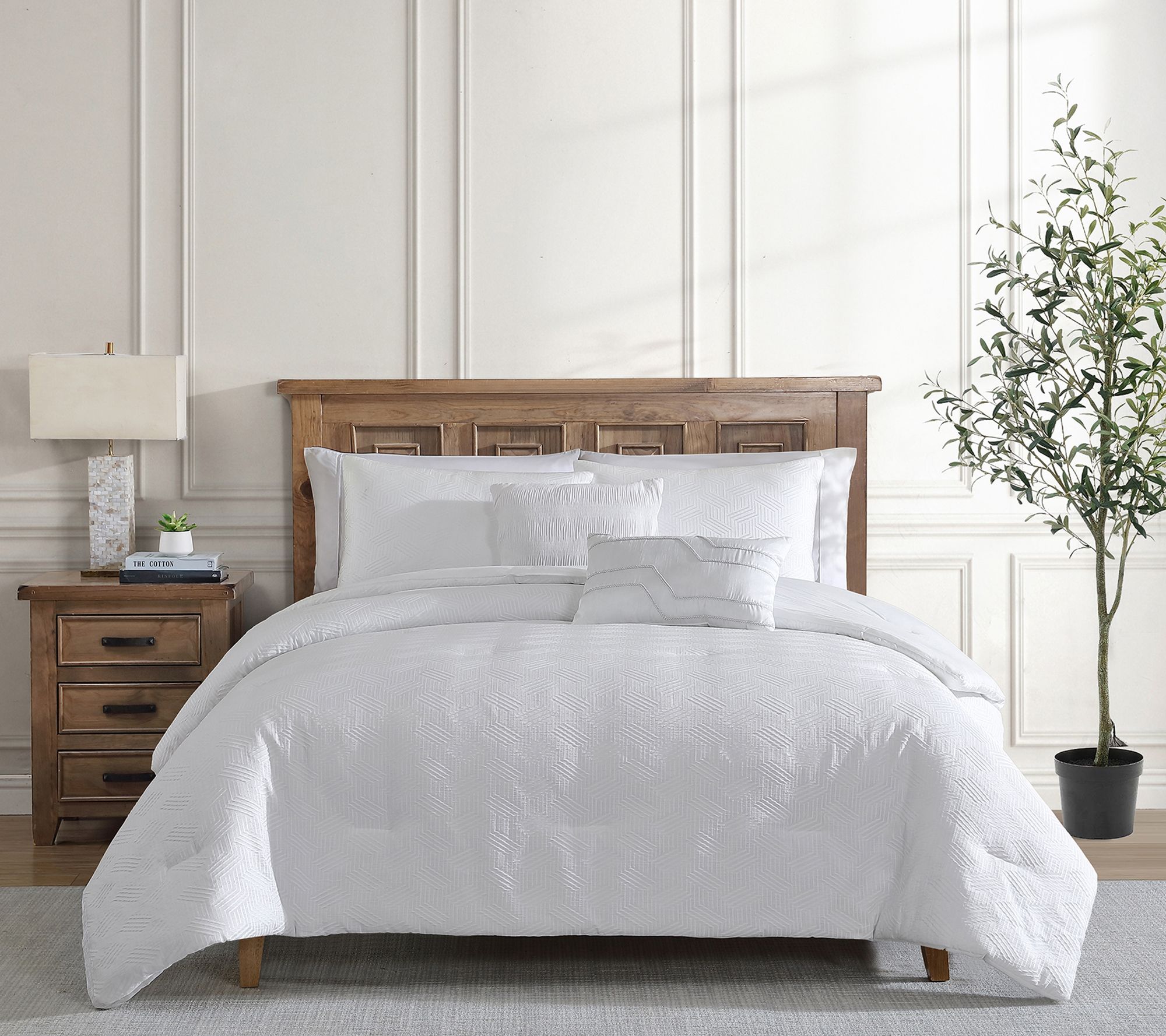 Tahari Home Bla nca 5-Pc Jacqua rd Comforter Se t, Queen