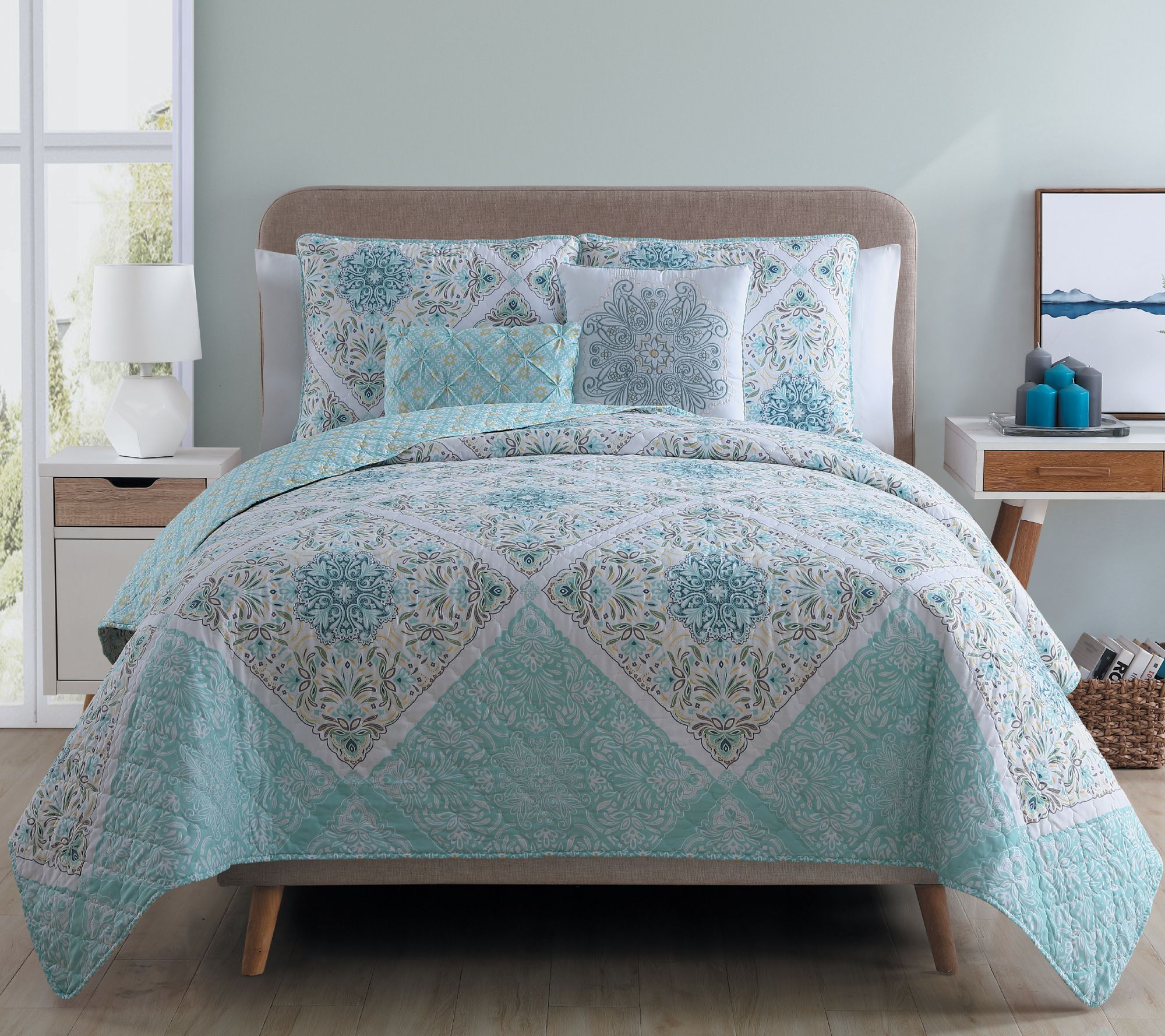 VCNY Home Windsor Reversible Medallion Quilt Se, Queen