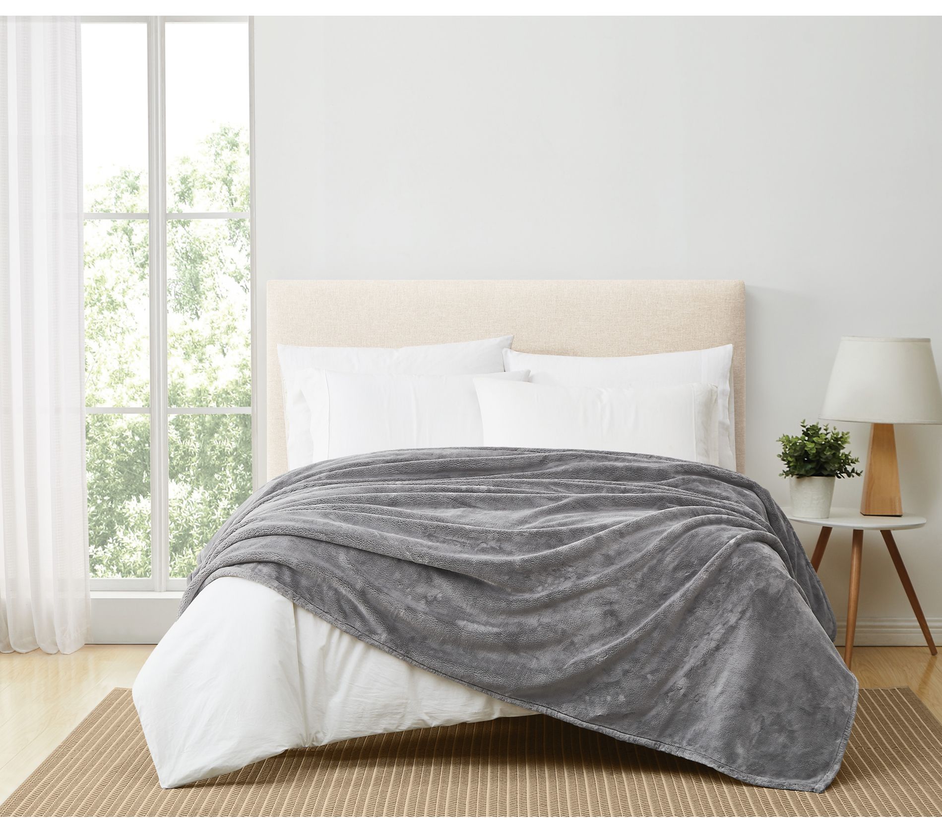 Royal Velvet 68"x90" Lavish Plush Solid Twin/Twin XL Blanket