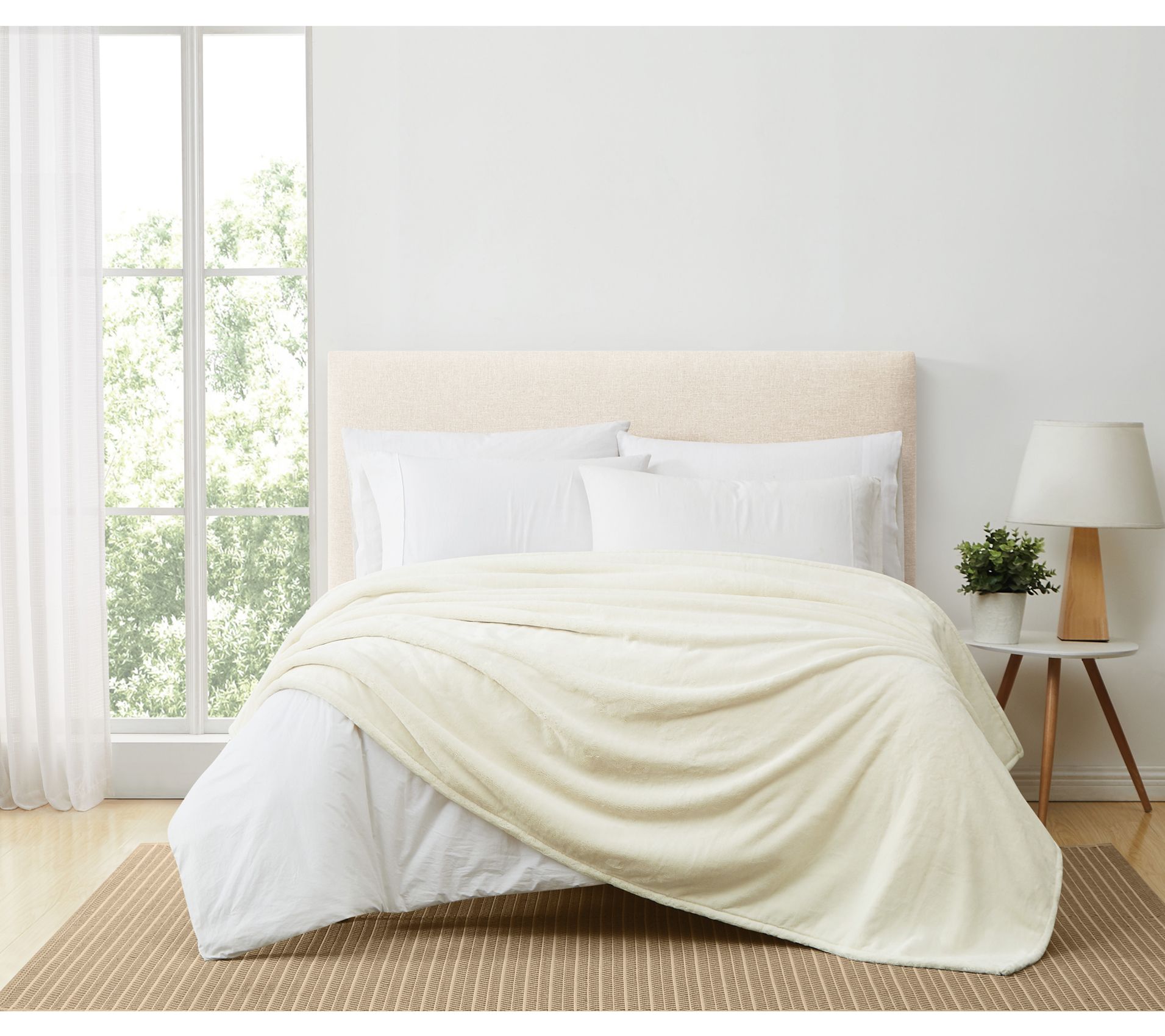 Royal Velvet 68"x90" Lavish Plush Solid Twin/Twin XL Blanket