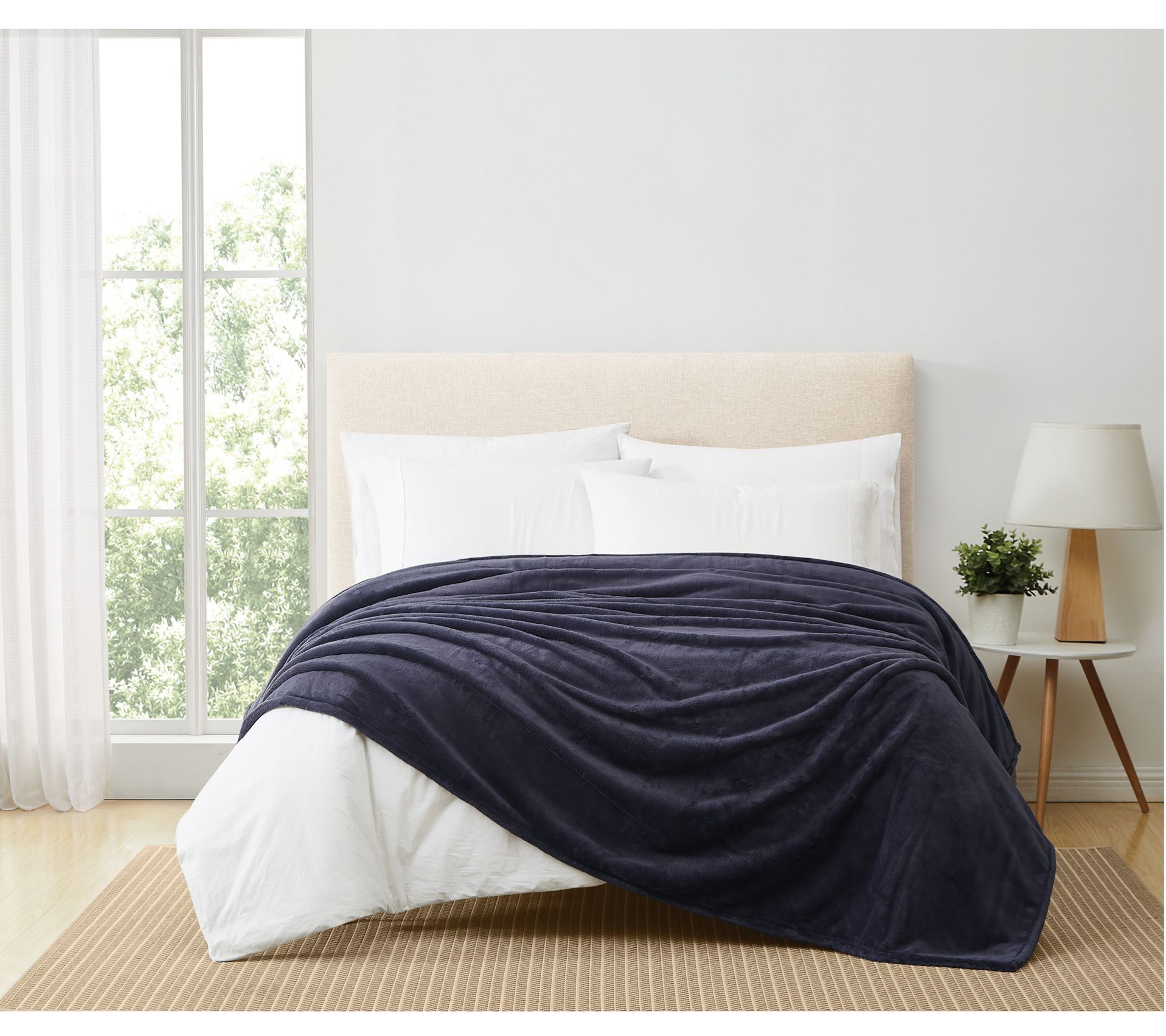 Royal Velvet 68"x90" Lavish Plush Solid Twin/Twin XL Blanket