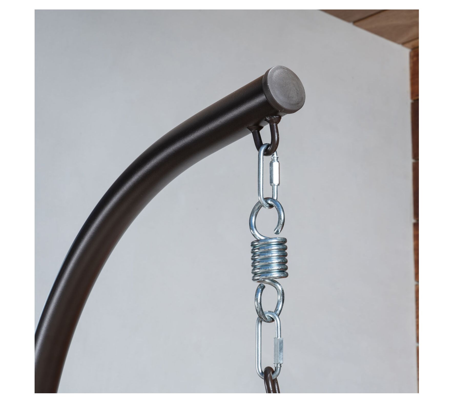 Hanover Isla Br own Wicker Hang ing Egg Chair w ith Taupe Cushi