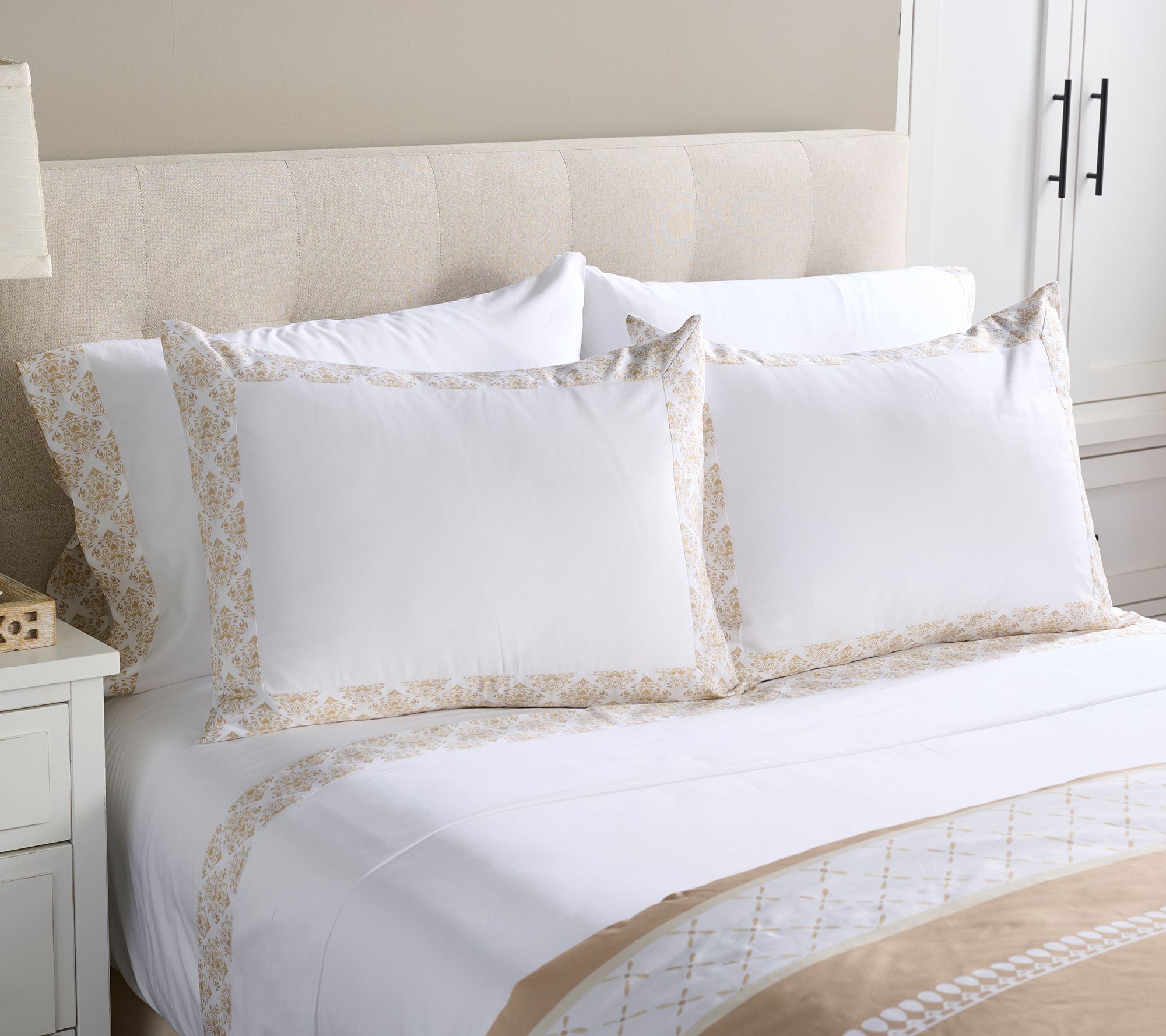 Hotel du Cobb Set of 2 Decorative Border Pillowcases
